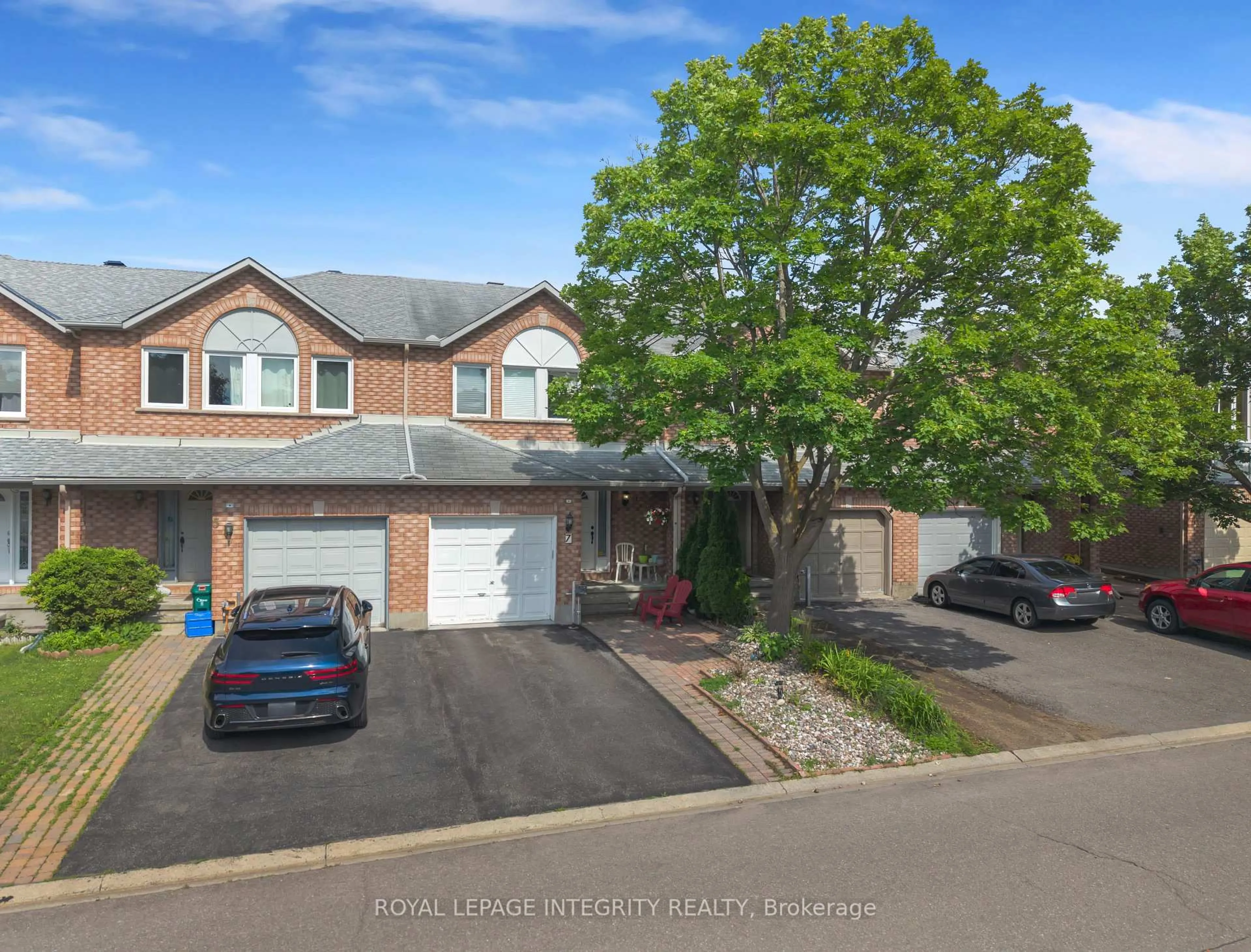 A pic from outside/outdoor area/front of a property/back of a property/a pic from drone, street for 7 Westpointe Cres, Ottawa Ontario K2G 5Z1