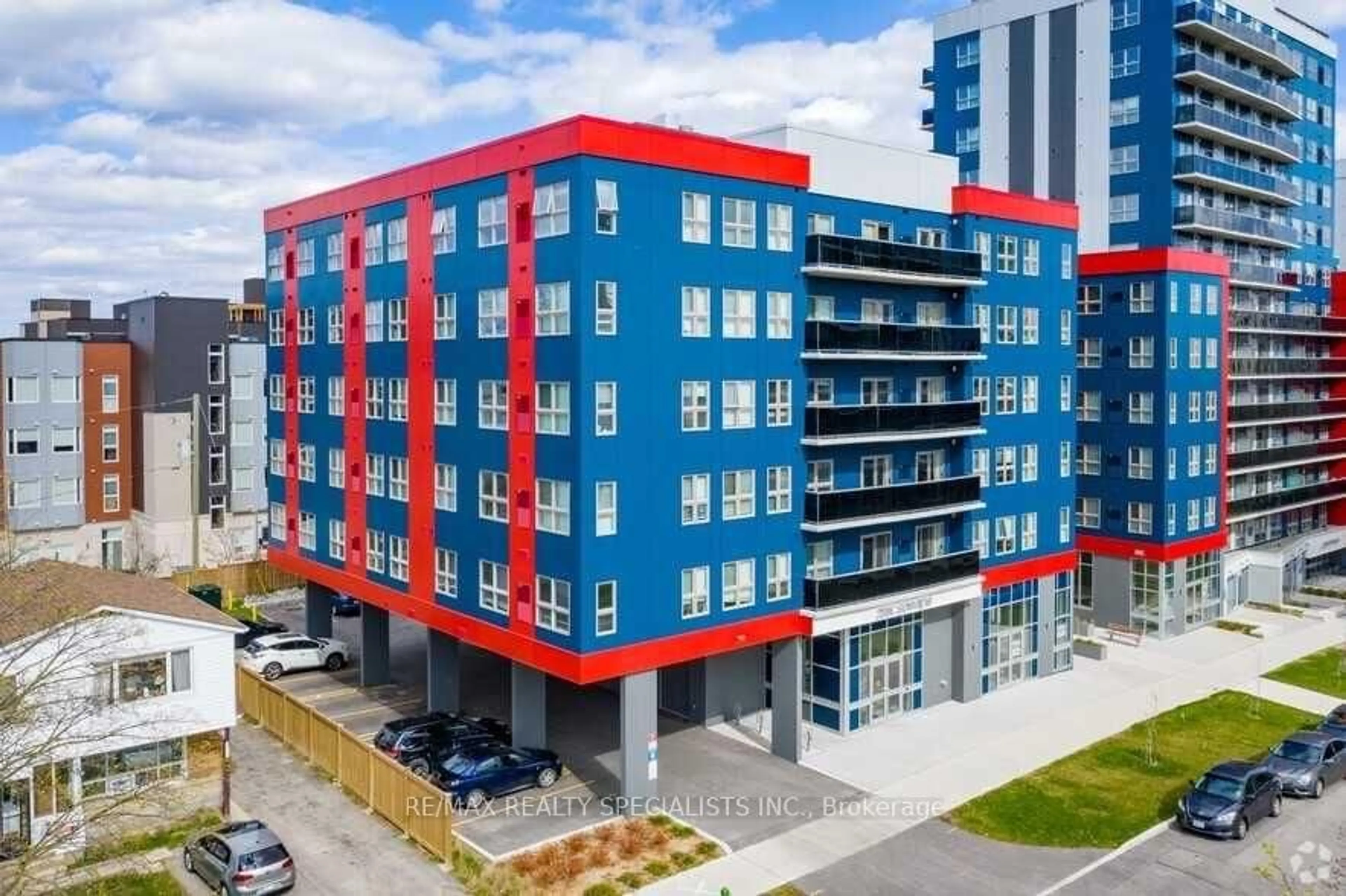 A pic from outside/outdoor area/front of a property/back of a property/a pic from drone, building for 258C Sunview St #332, Waterloo Ontario N2L 0H8