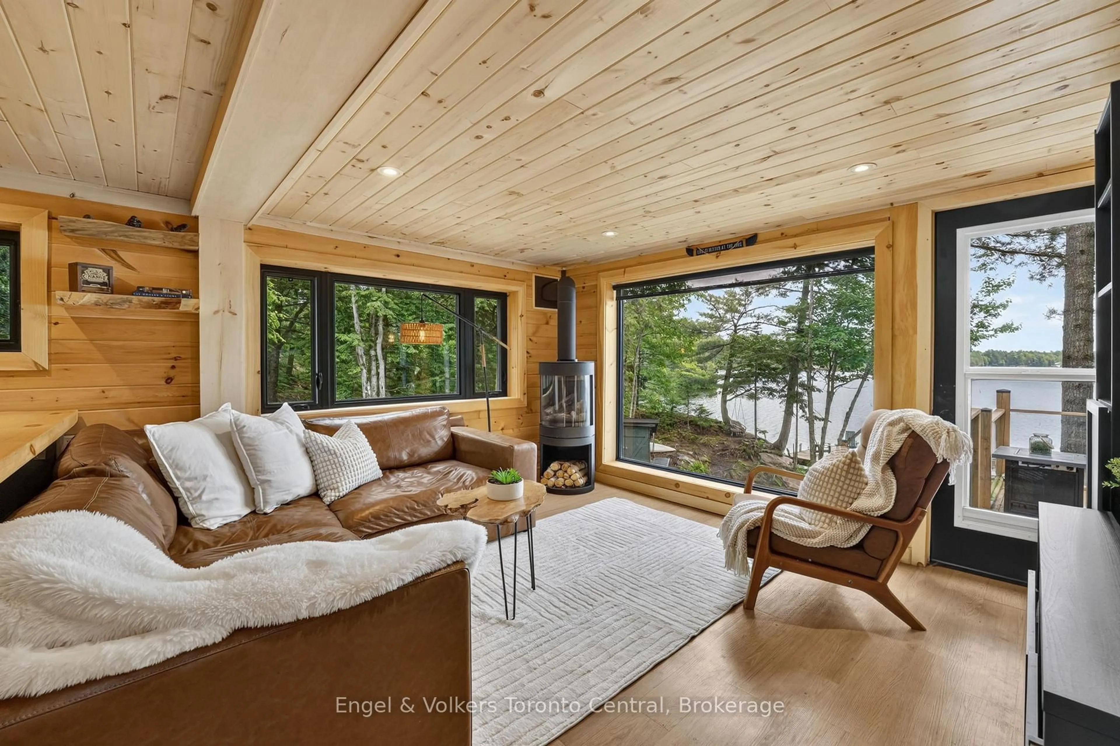 Living room with furniture, wood/laminate floor for 32 Channelview Rd, Seguin Ontario P2A 0B6