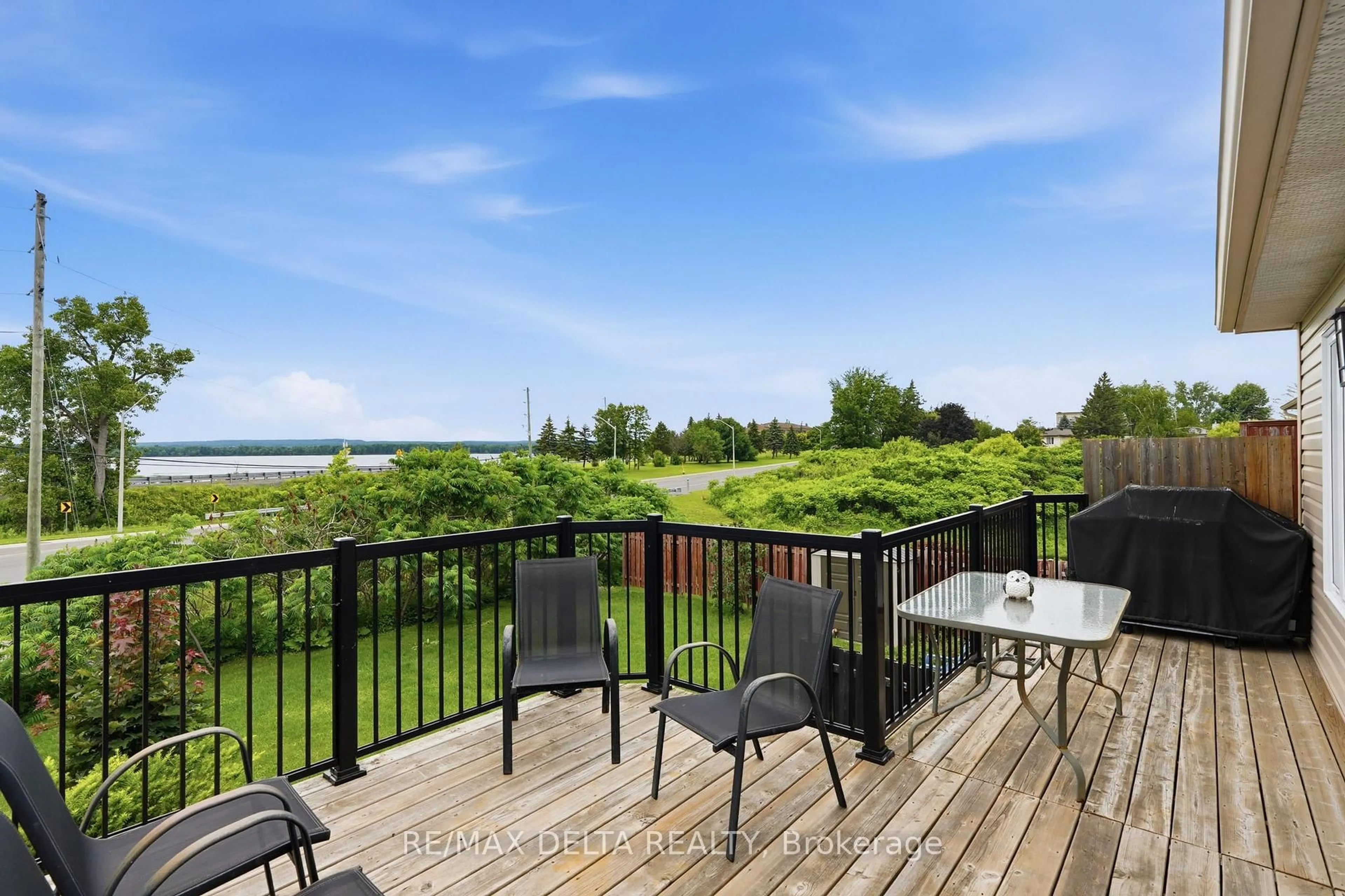 Patio, water/lake/river/ocean view for 2179 Cecile Cres, Clarence-Rockland Ontario K4K 1S4