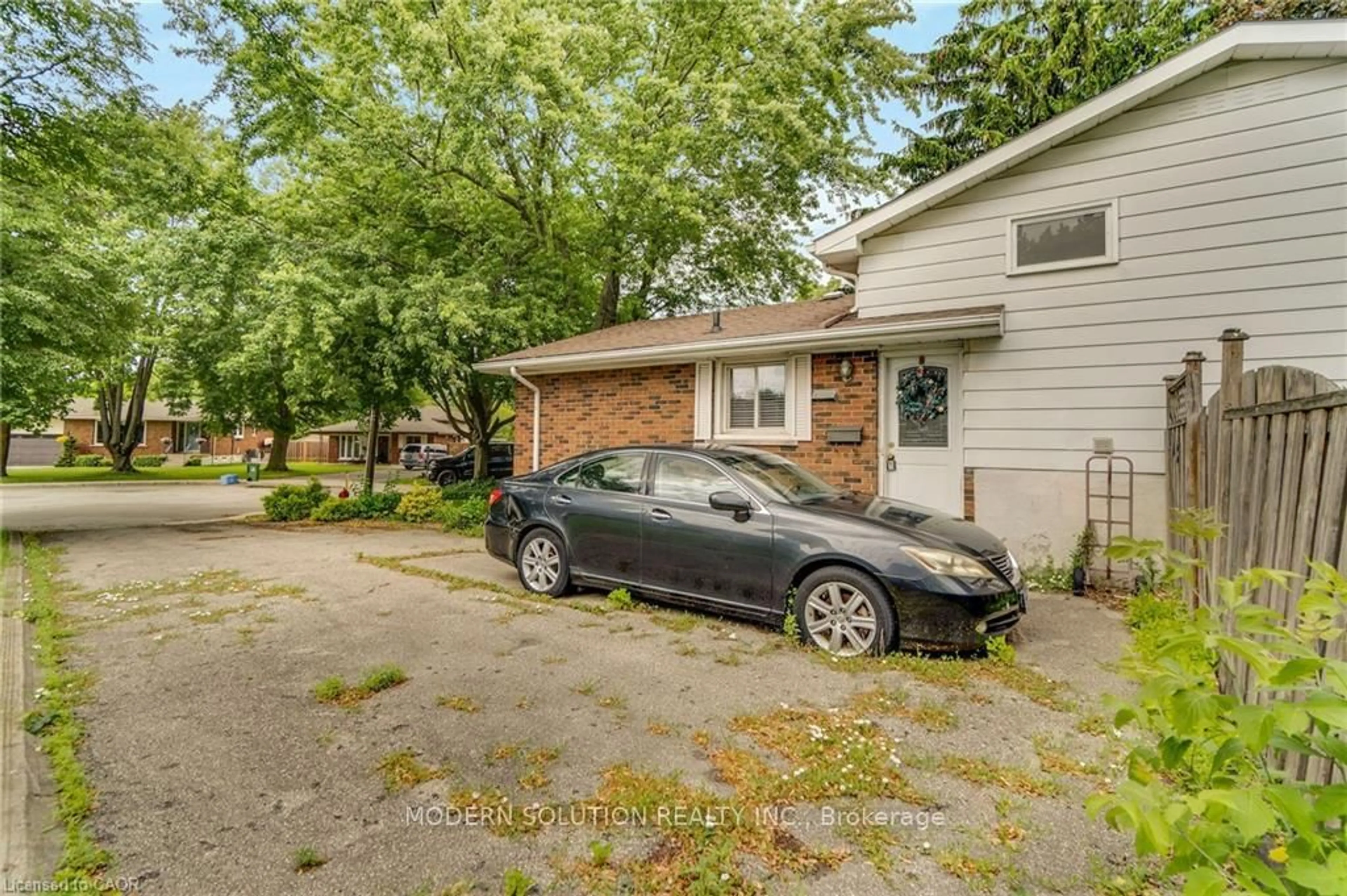 Patio, street for 108 Fassett Crt, Hamilton Ontario L9G 4E7