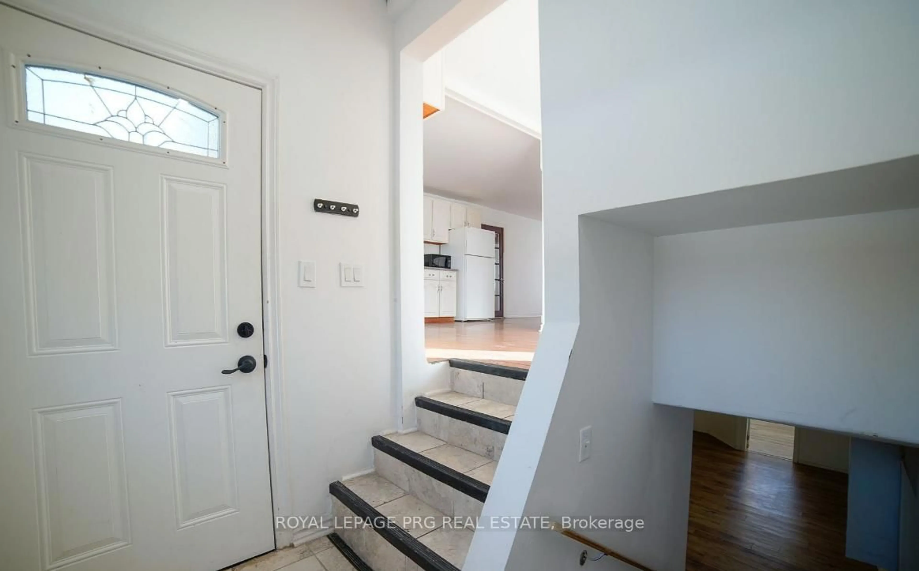 Indoor entryway for 1521 FOUR MILE LAKE Rd, North Bay Ontario P1B 8G2