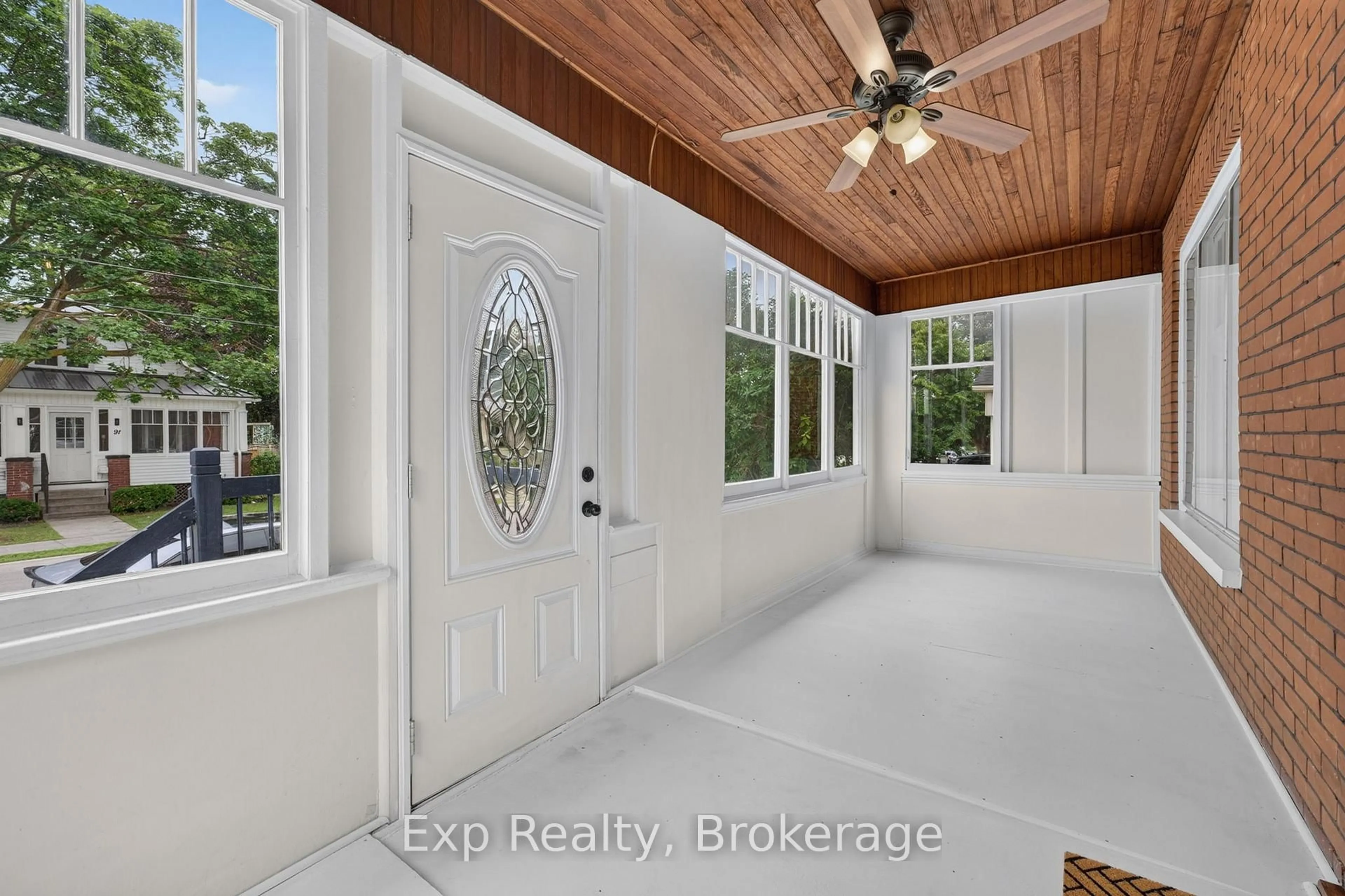 Indoor entryway for 98 Cedar St, Belleville Ontario K8P 3M4