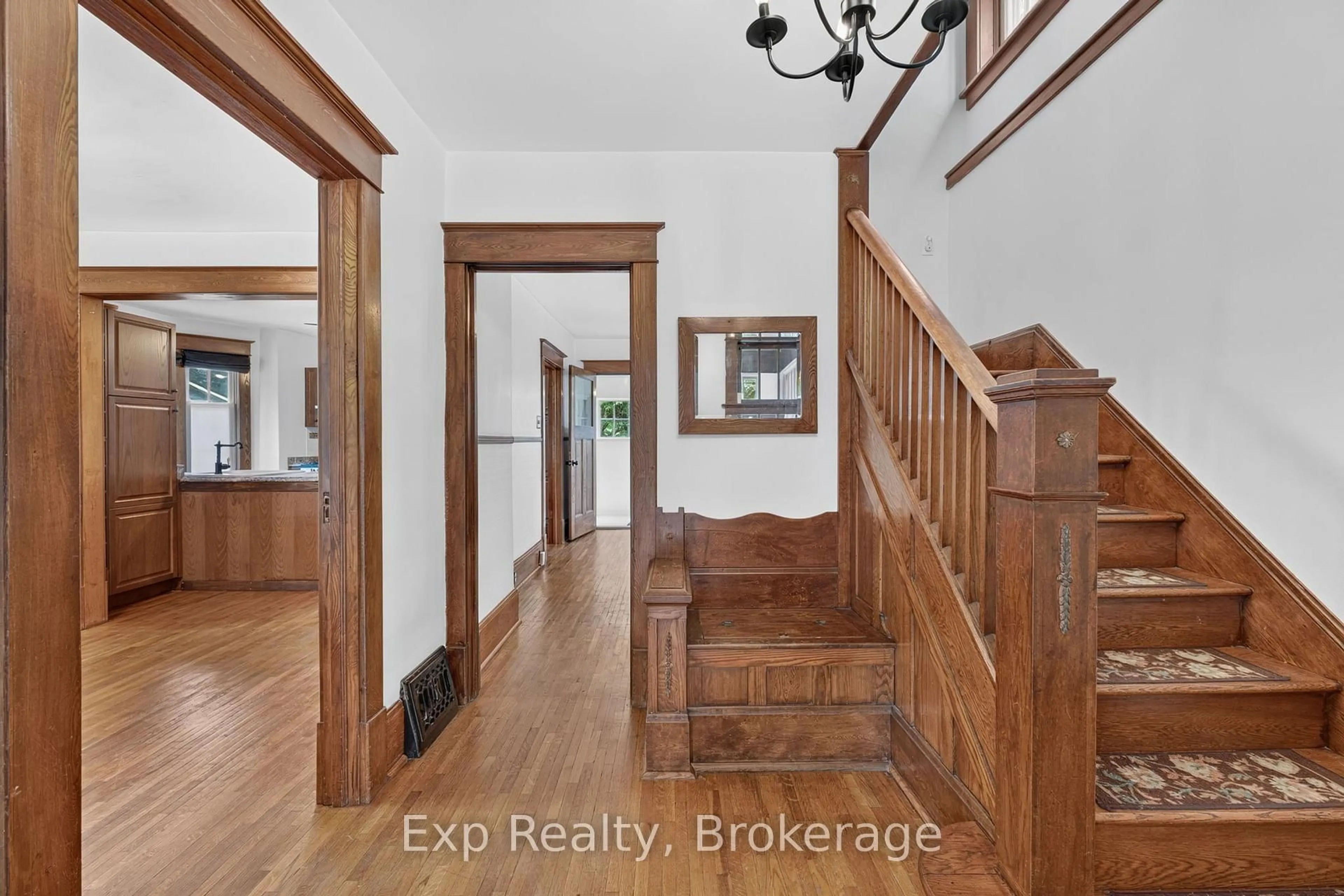 Indoor entryway for 98 Cedar St, Belleville Ontario K8P 3M4