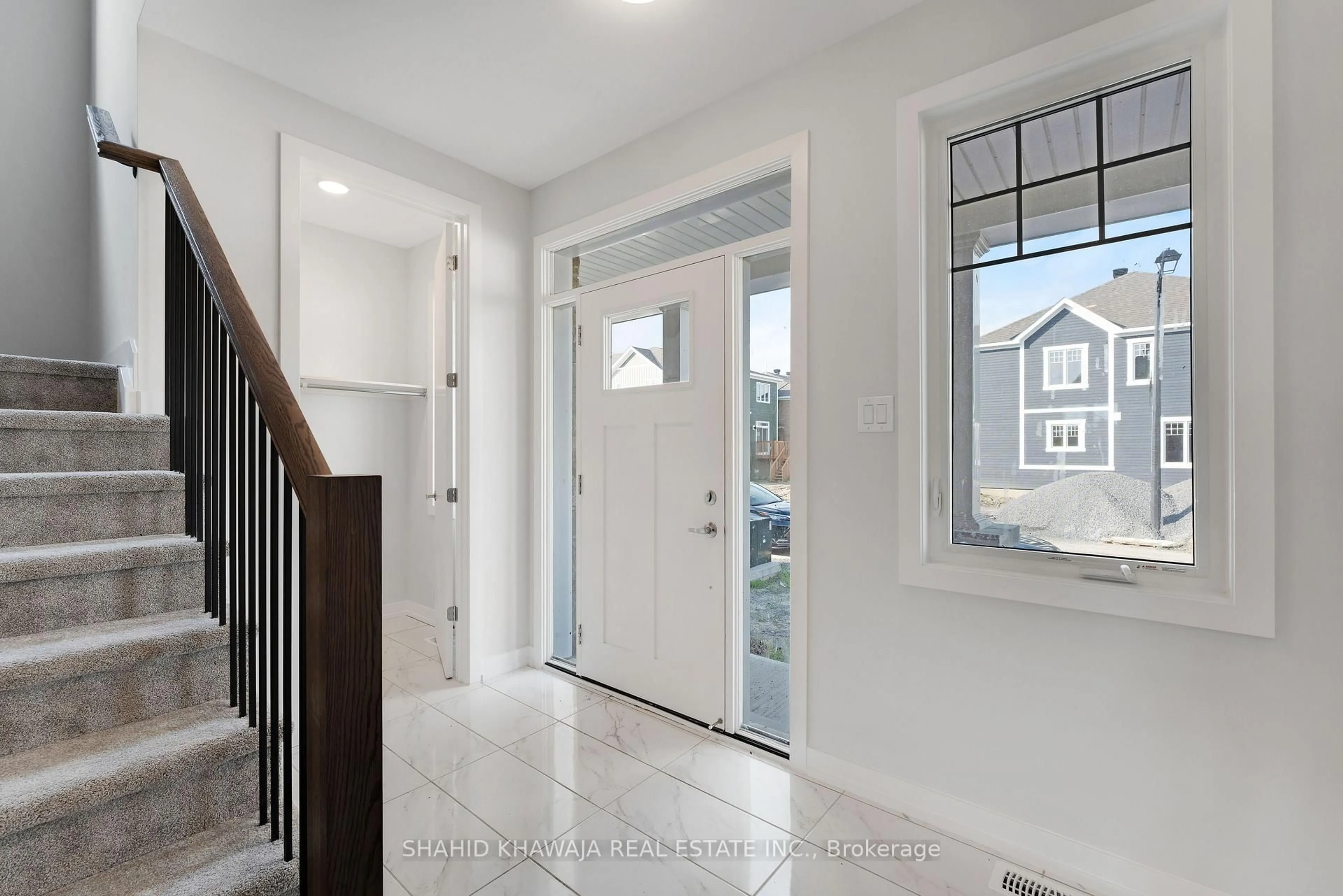 Indoor entryway for 93 Hackamore Cres, Richmond Ontario K0A 2Z0
