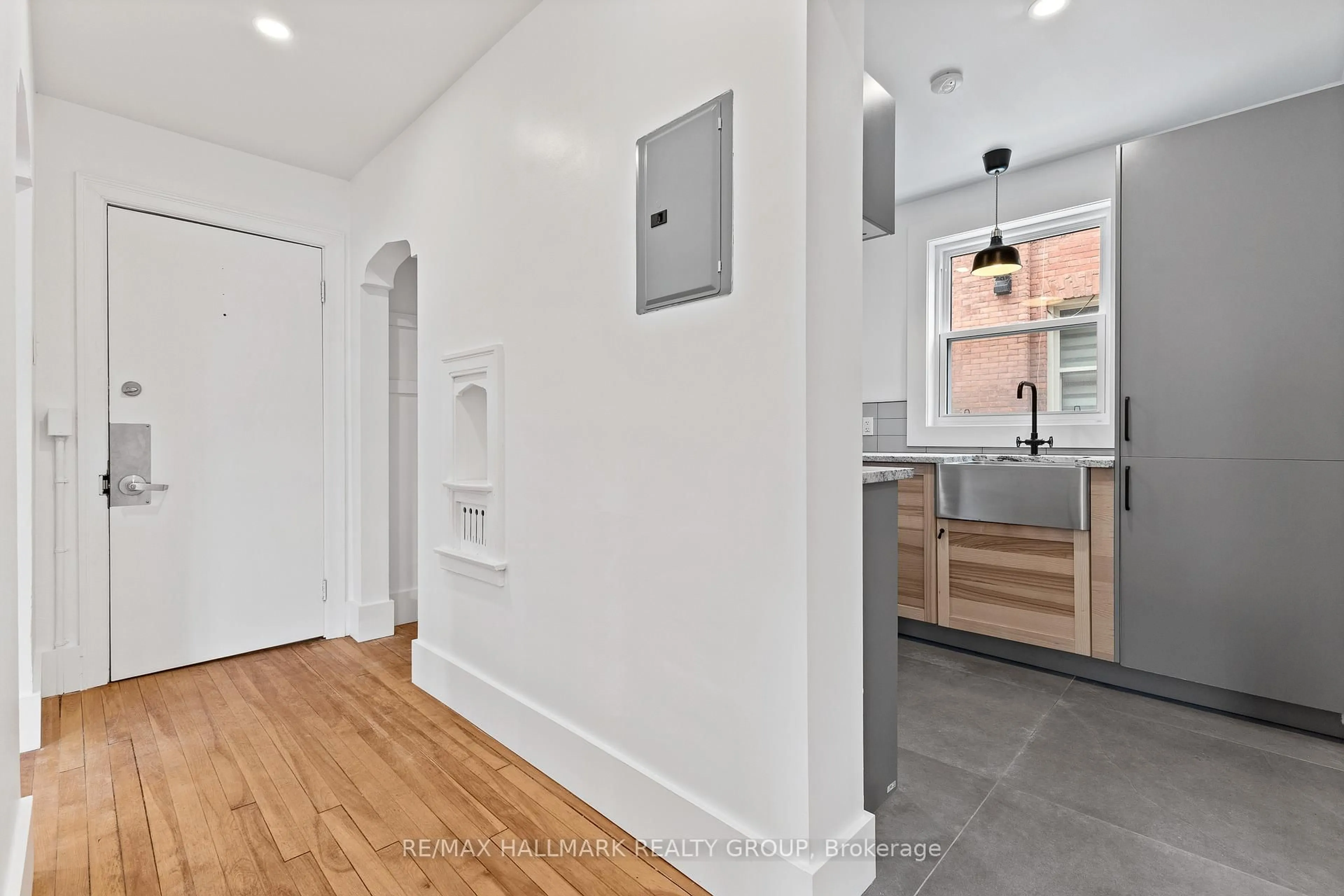 Unknown for 455 Metcalfe St, Ottawa Ontario K2P 1T1