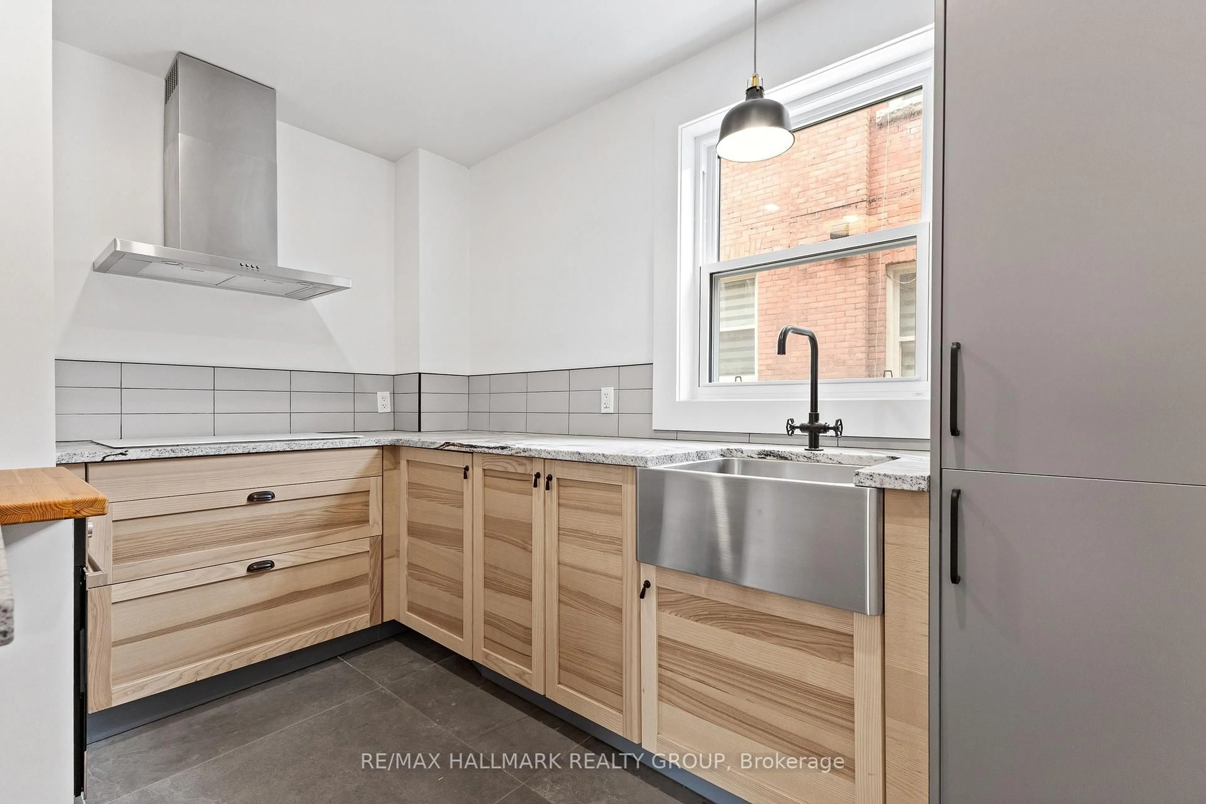 Unknown for 455 Metcalfe St, Ottawa Ontario K2P 1T1
