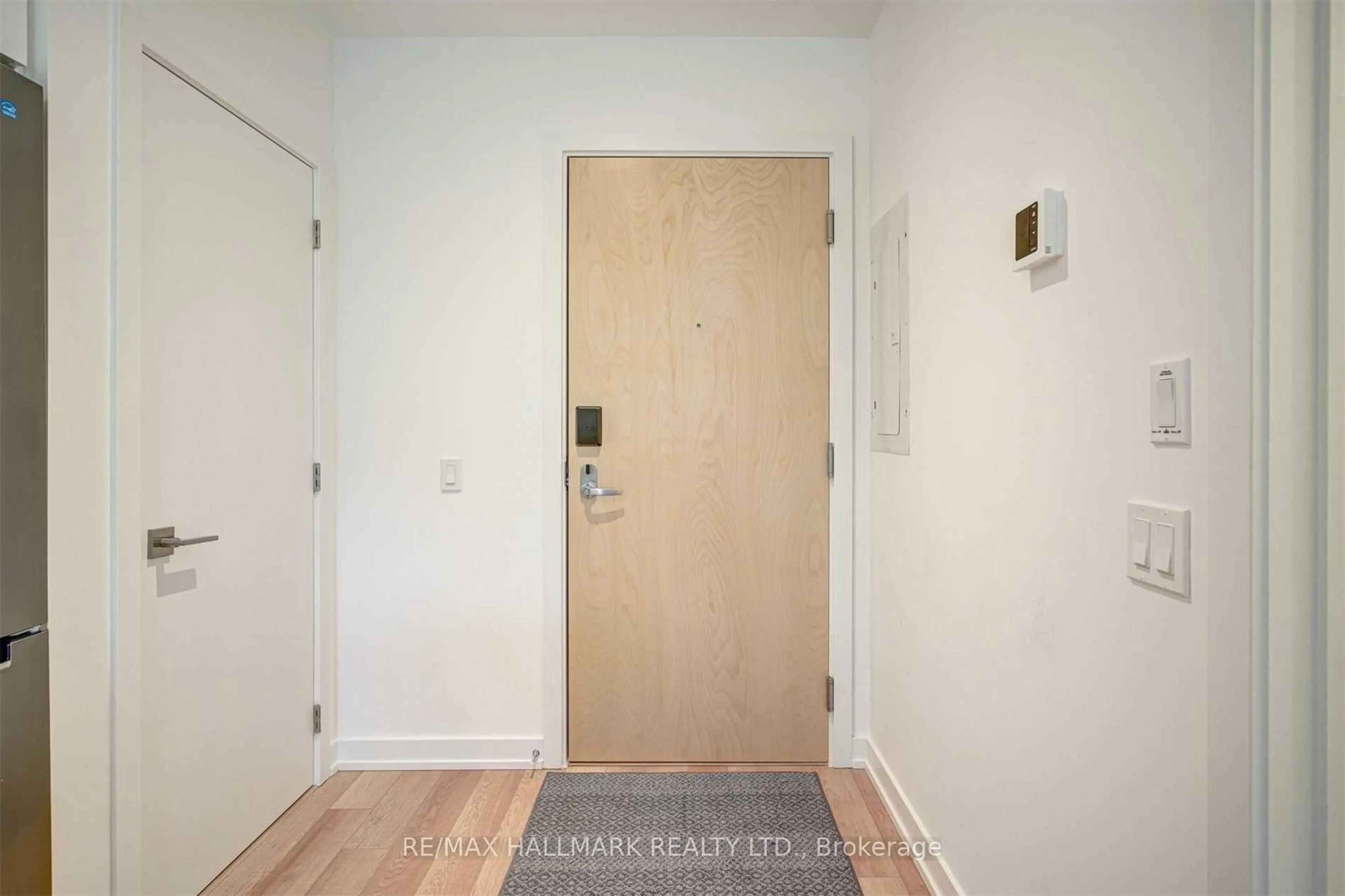 Indoor entryway for 120 Carrick Tr #207, Gravenhurst Ontario P1P 1T9