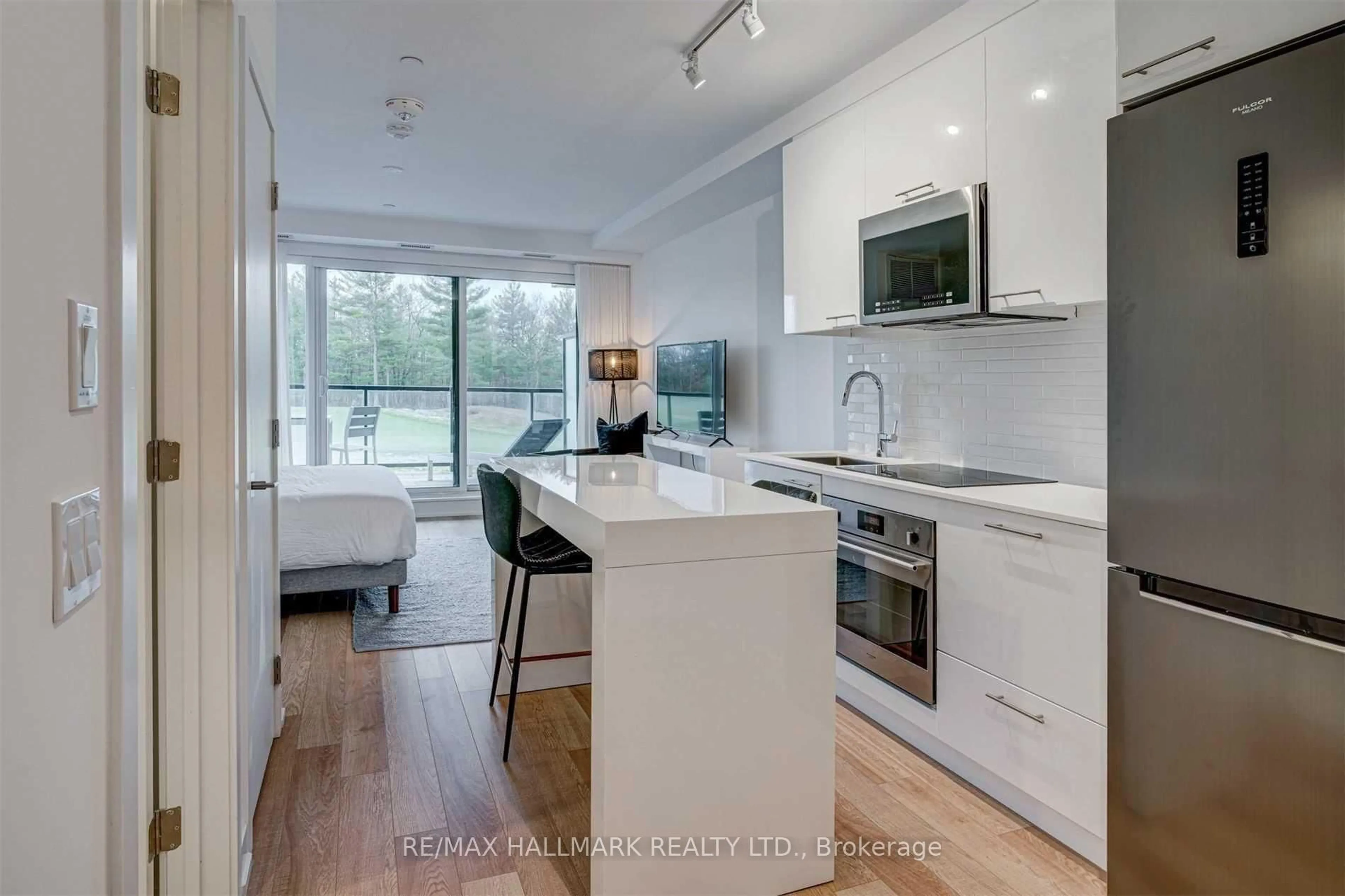 Open concept kitchen, wood/laminate floor for 120 Carrick Tr #207, Gravenhurst Ontario P1P 1T9