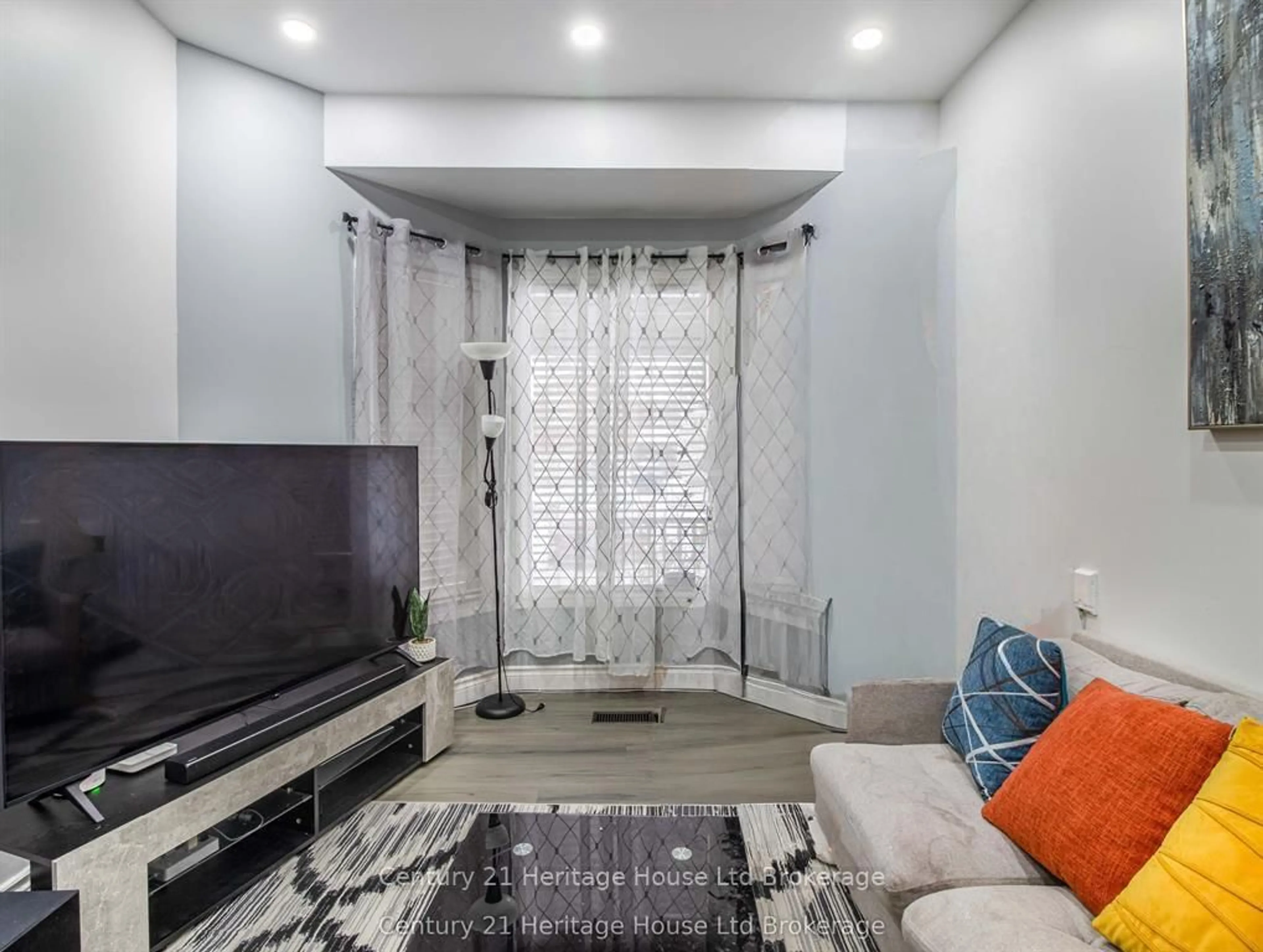 Living room with furniture, unknown for 8 Mohican Dr, Woodstock Ontario N4T 1H5