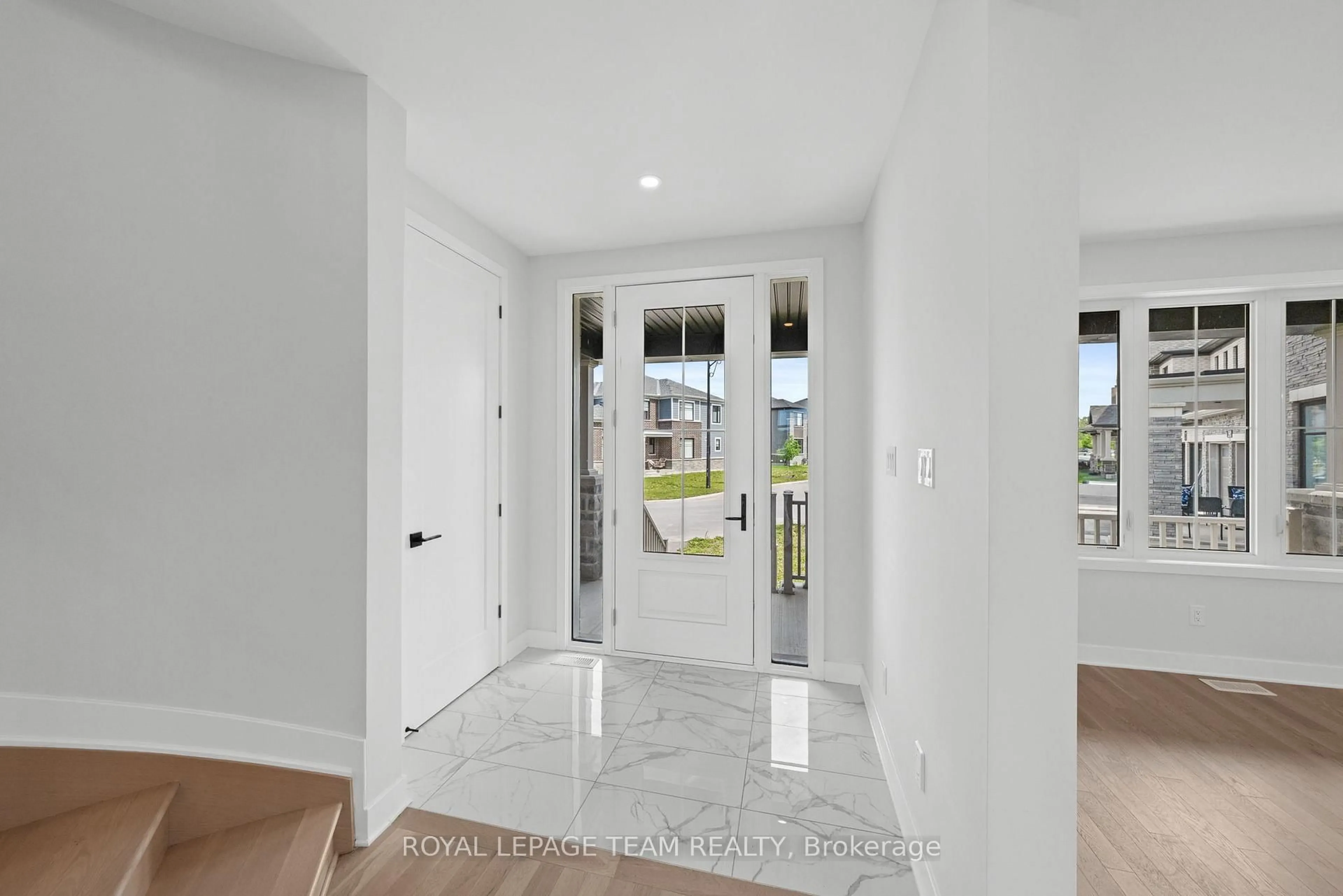 Indoor entryway for 590 Anchor Circ, Ottawa Ontario K4M 0X4