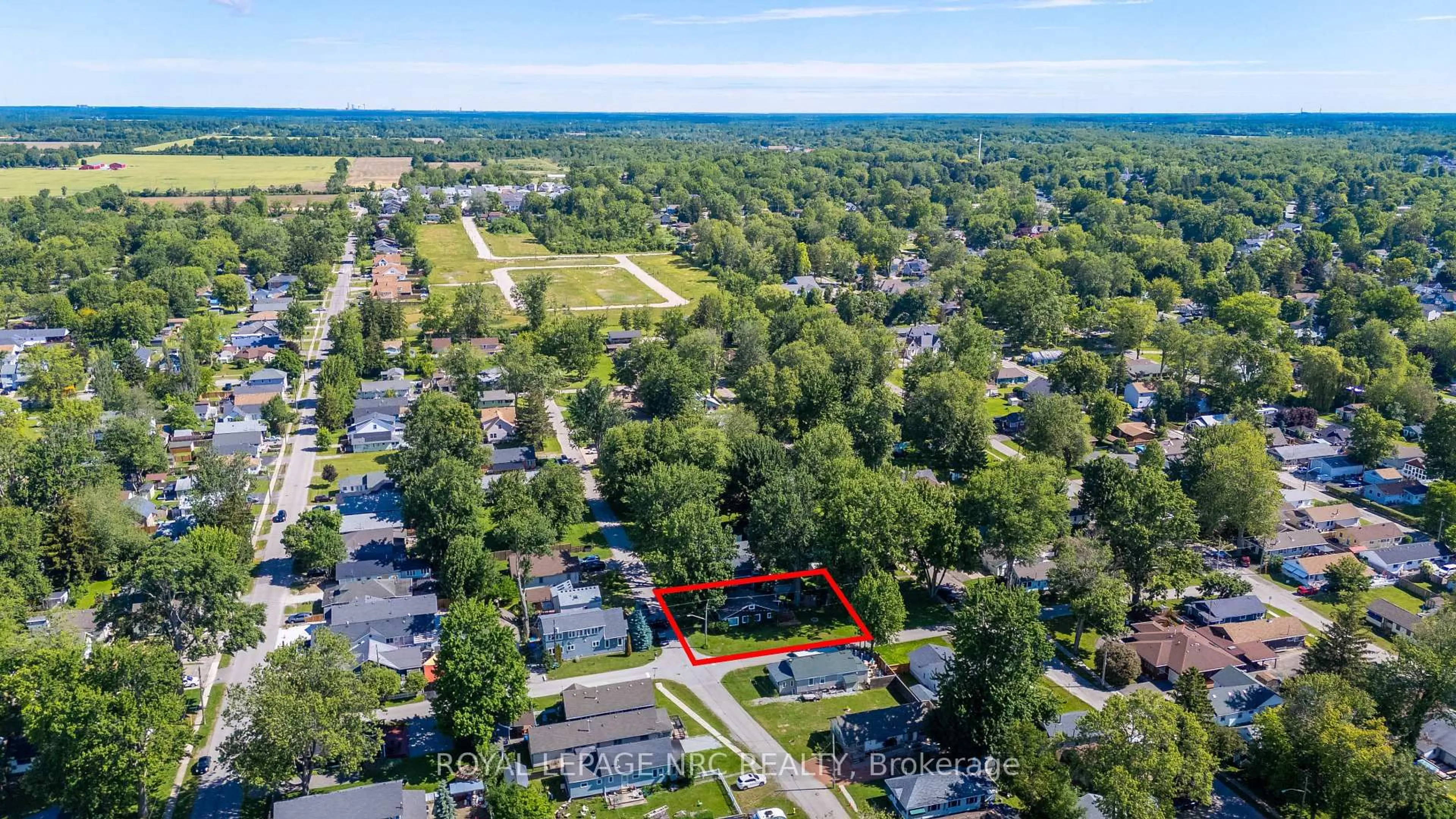 A pic from outside/outdoor area/front of a property/back of a property/a pic from drone, unknown for 352 Cherrywood Ave, Fort Erie Ontario L0S 1B0