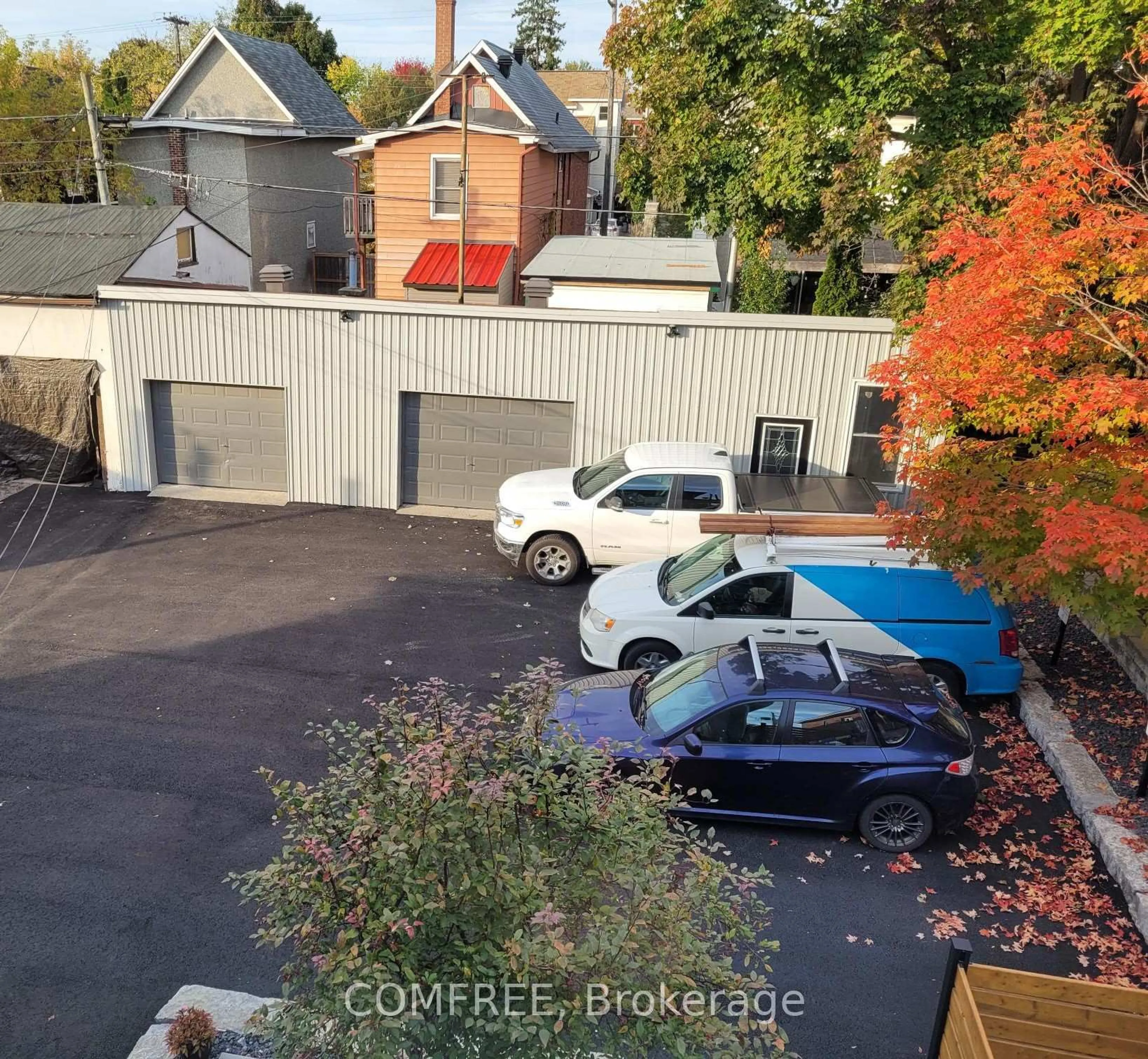 A pic from outside/outdoor area/front of a property/back of a property/a pic from drone, street for 32 St Francis St, Ottawa Ontario K1Y 1W5