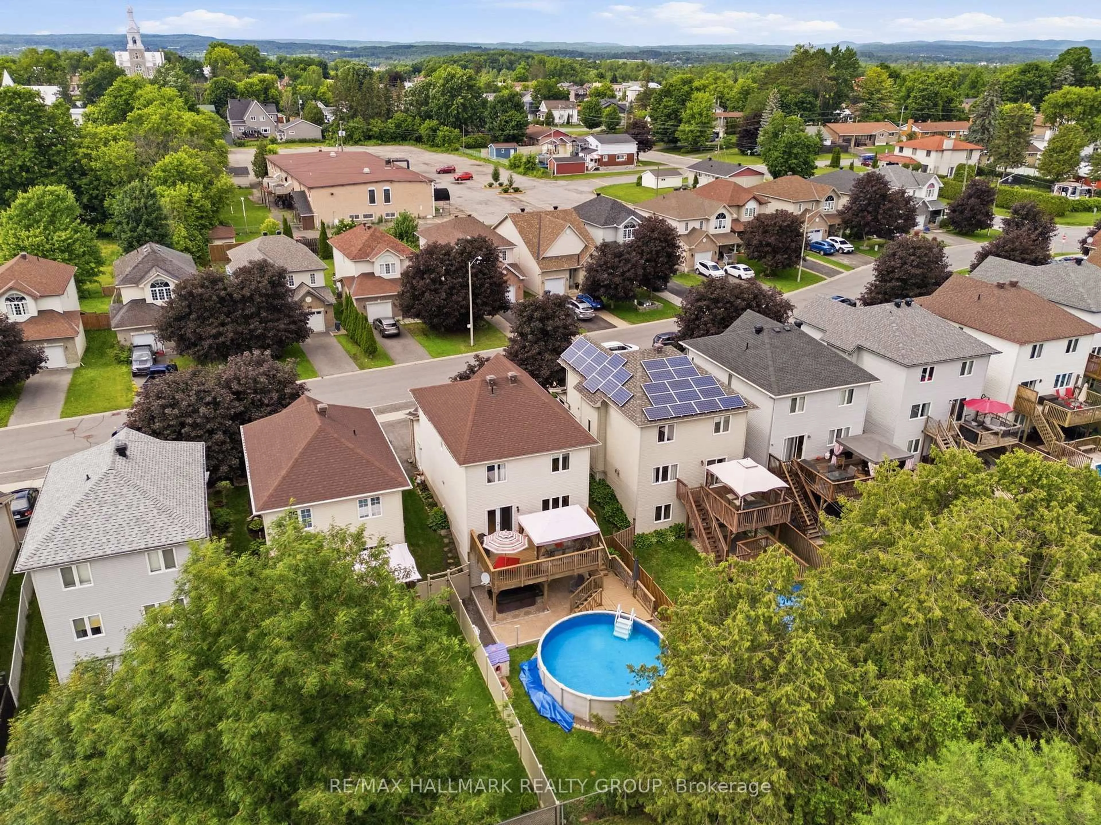 A pic from outside/outdoor area/front of a property/back of a property/a pic from drone, street for 2122 PATRICIA St, Clarence-Rockland Ontario K4K 1V7