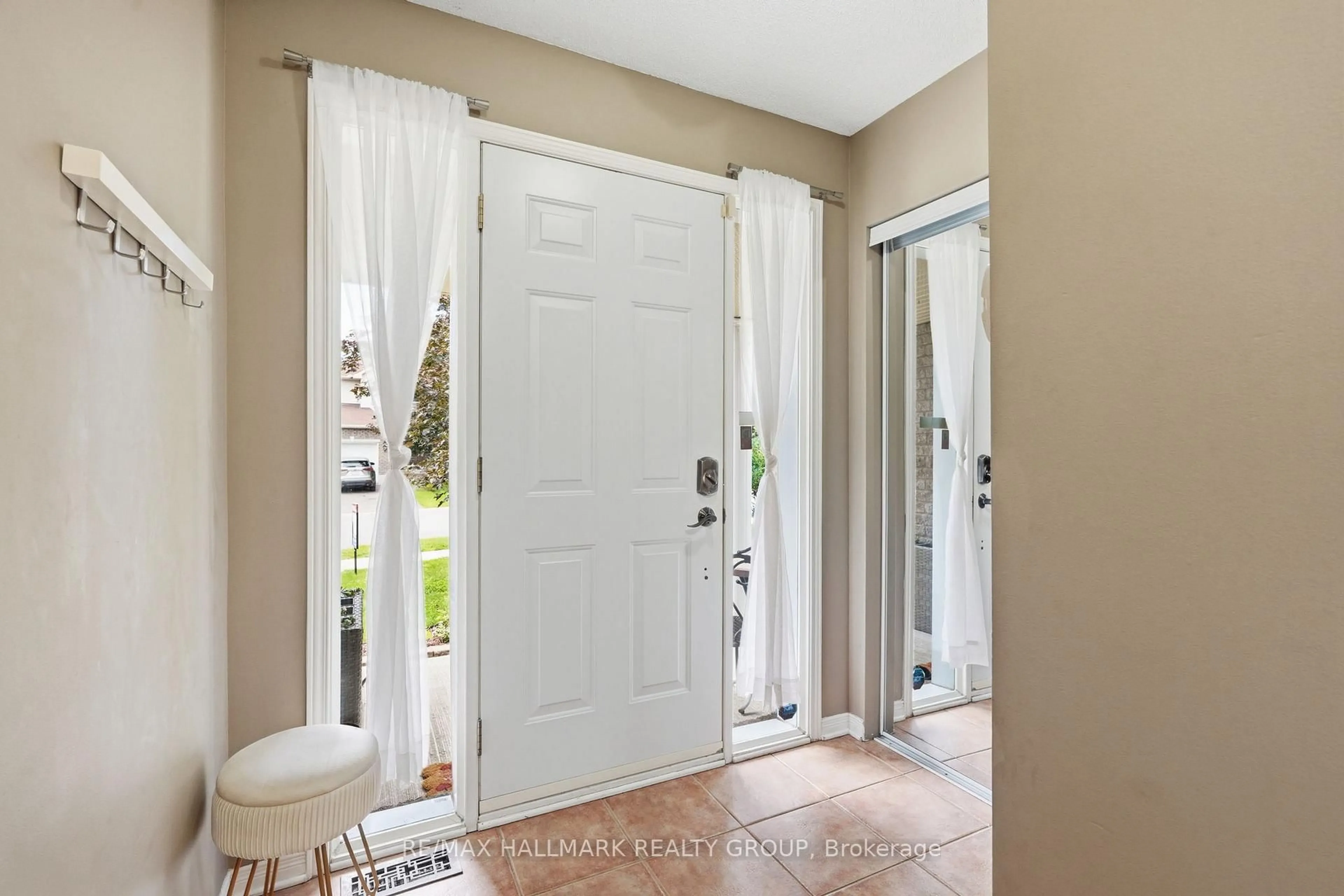Indoor entryway for 2122 PATRICIA St, Clarence-Rockland Ontario K4K 1V7