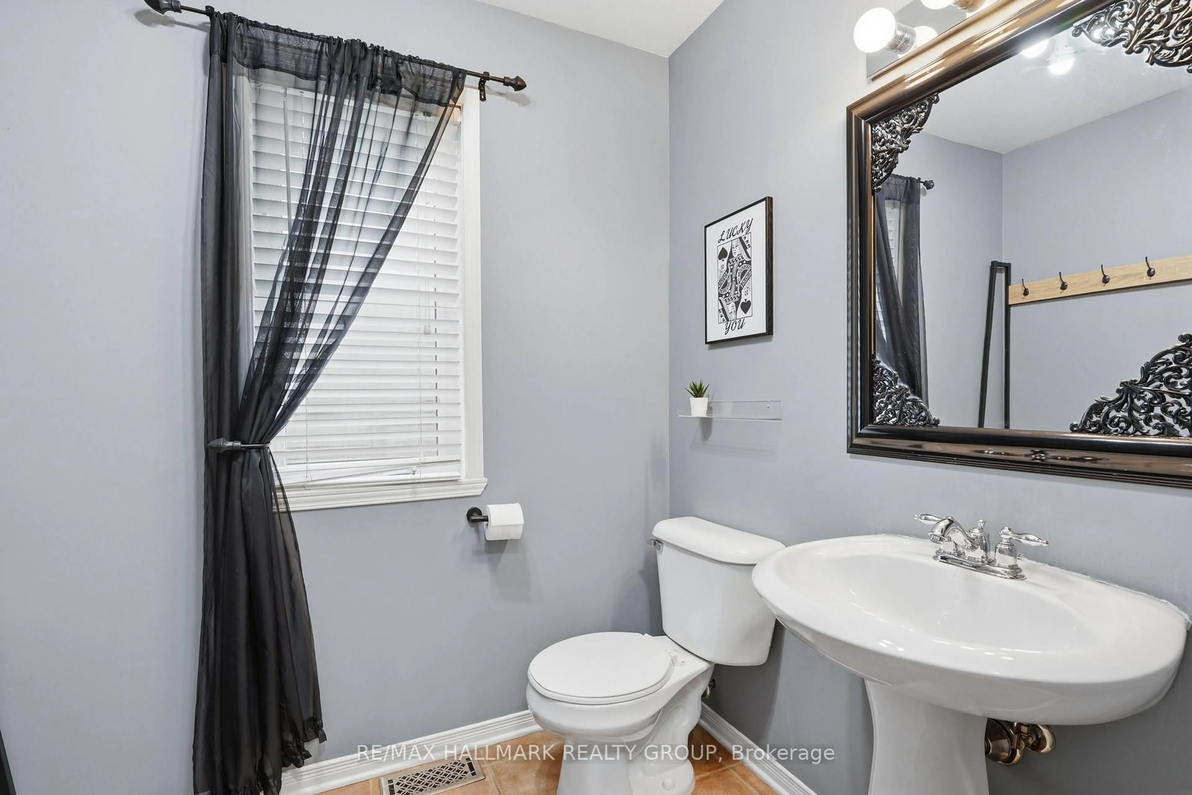 Standard bathroom, ceramic/tile floor for 2122 PATRICIA St, Clarence-Rockland Ontario K4K 1V7