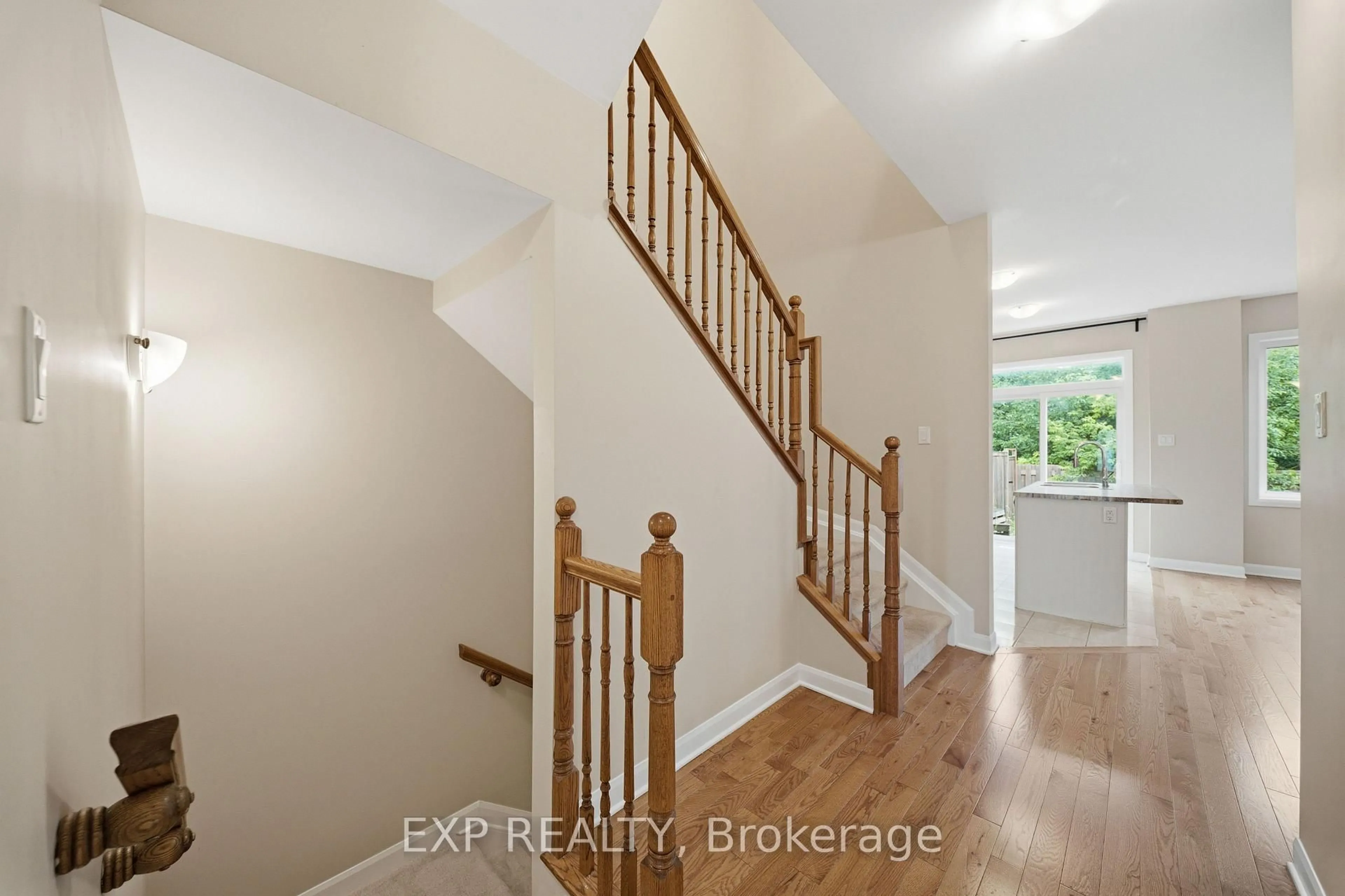 Indoor entryway for 222 Geyser Pl, Ottawa Ontario K2J 6P1