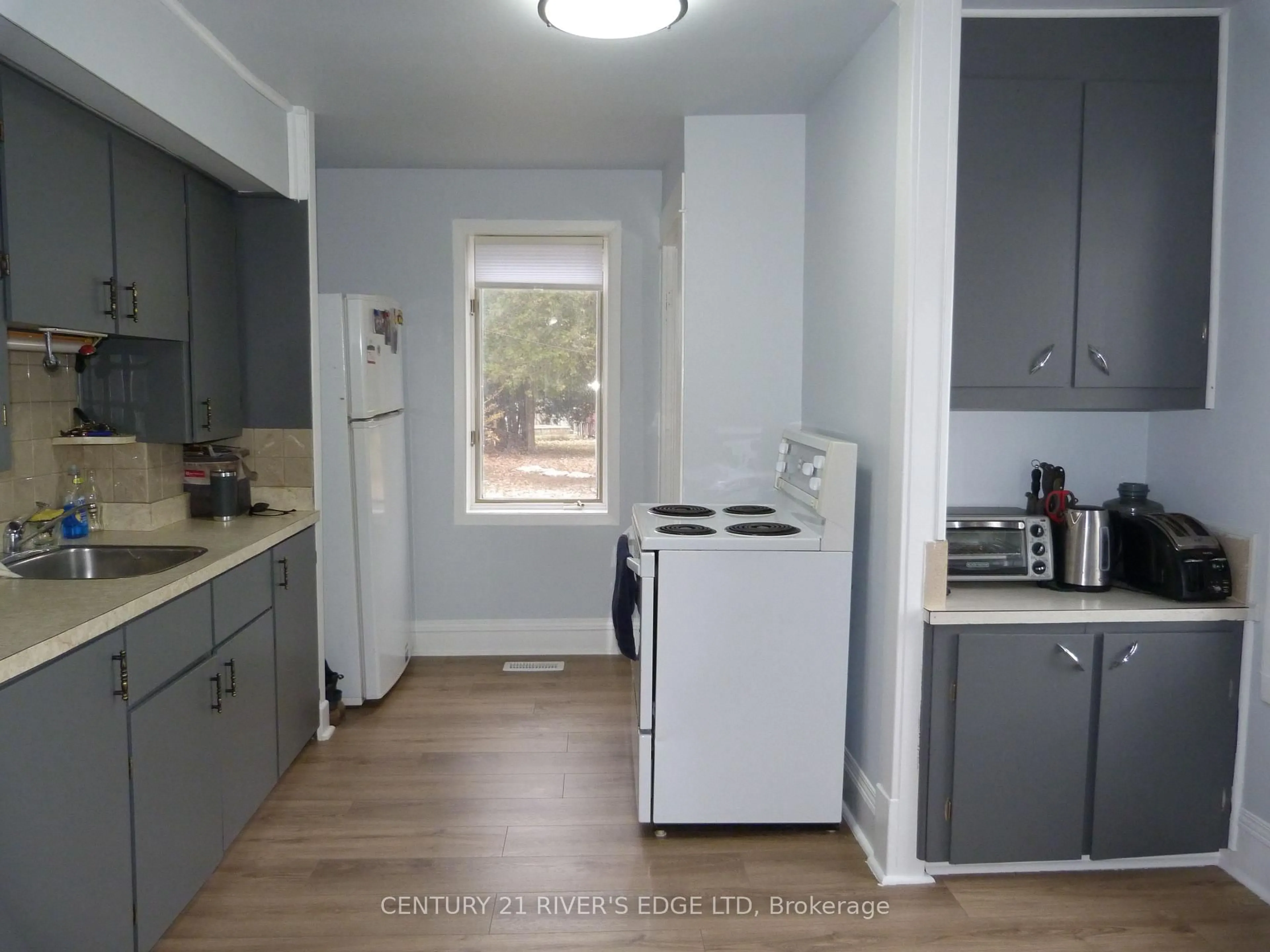 Standard kitchen, wood/laminate floor for 24 Brouse Dr, South Dundas Ontario K0E 1K0