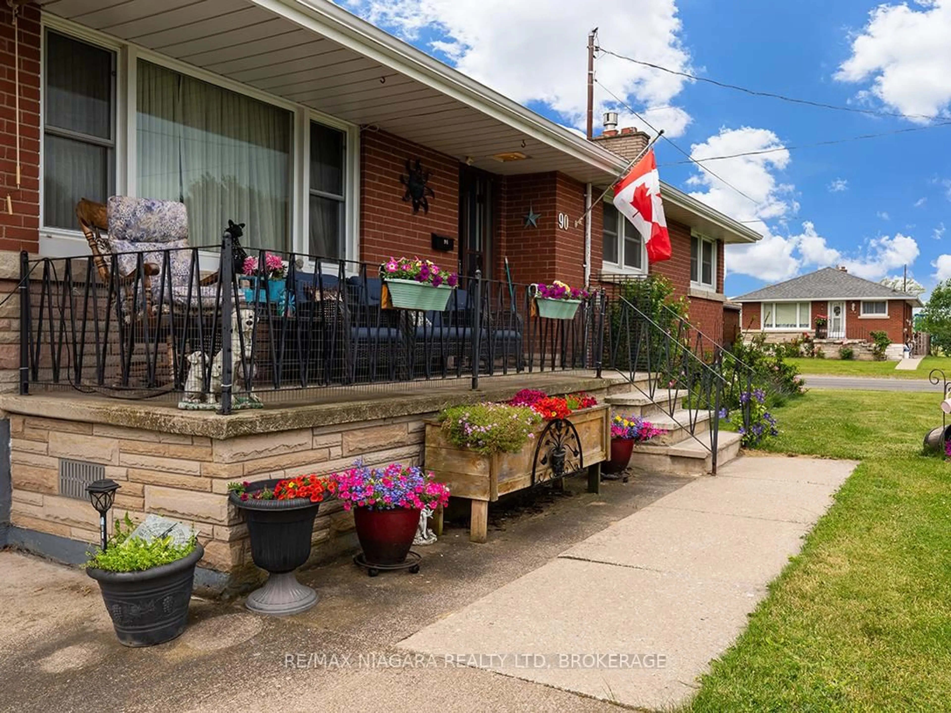 Patio, street for 90 John St, Port Colborne Ontario L3K 1R2