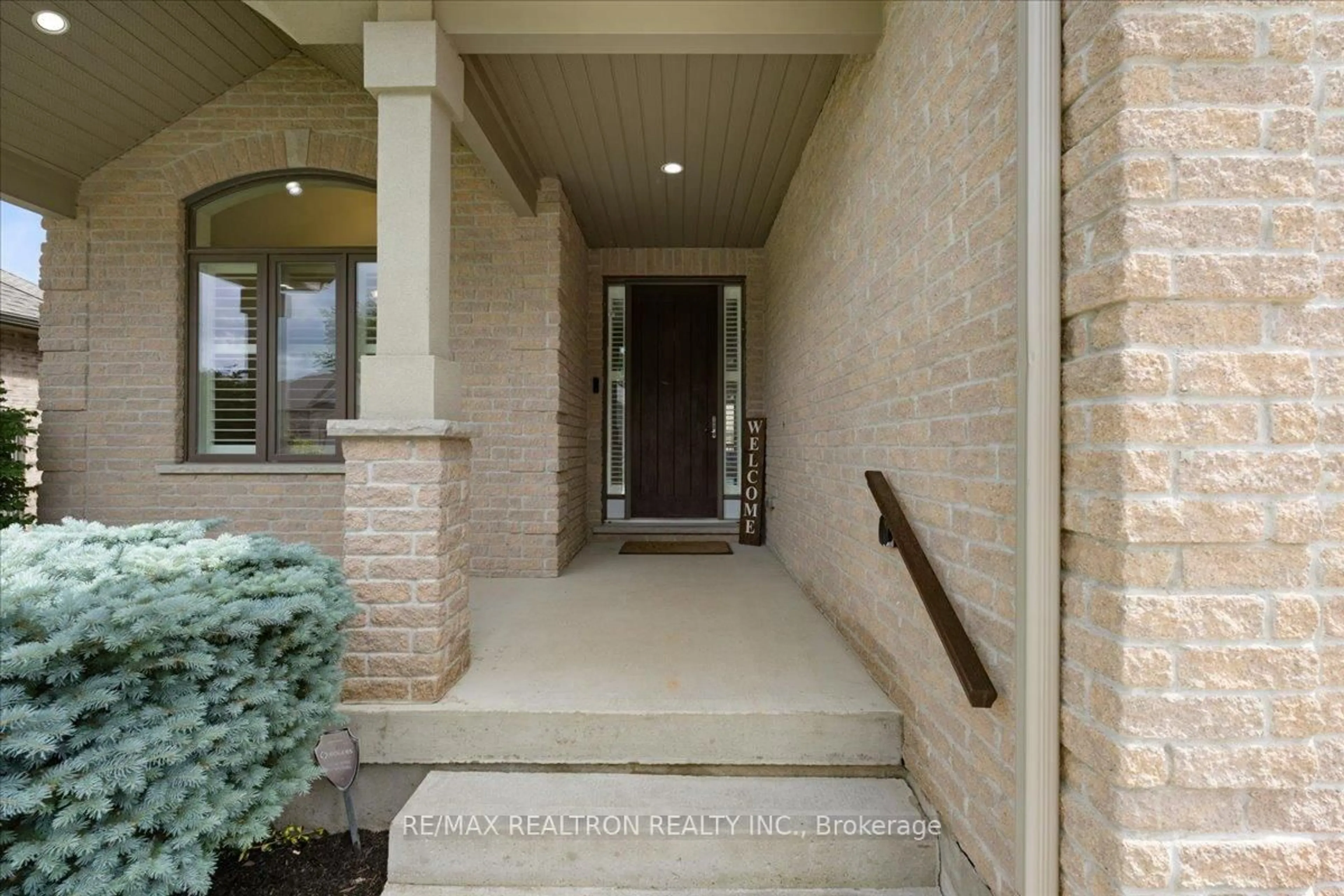Indoor entryway for 177 MARTIN Dr, Middlesex Centre Ontario N0M 2A0