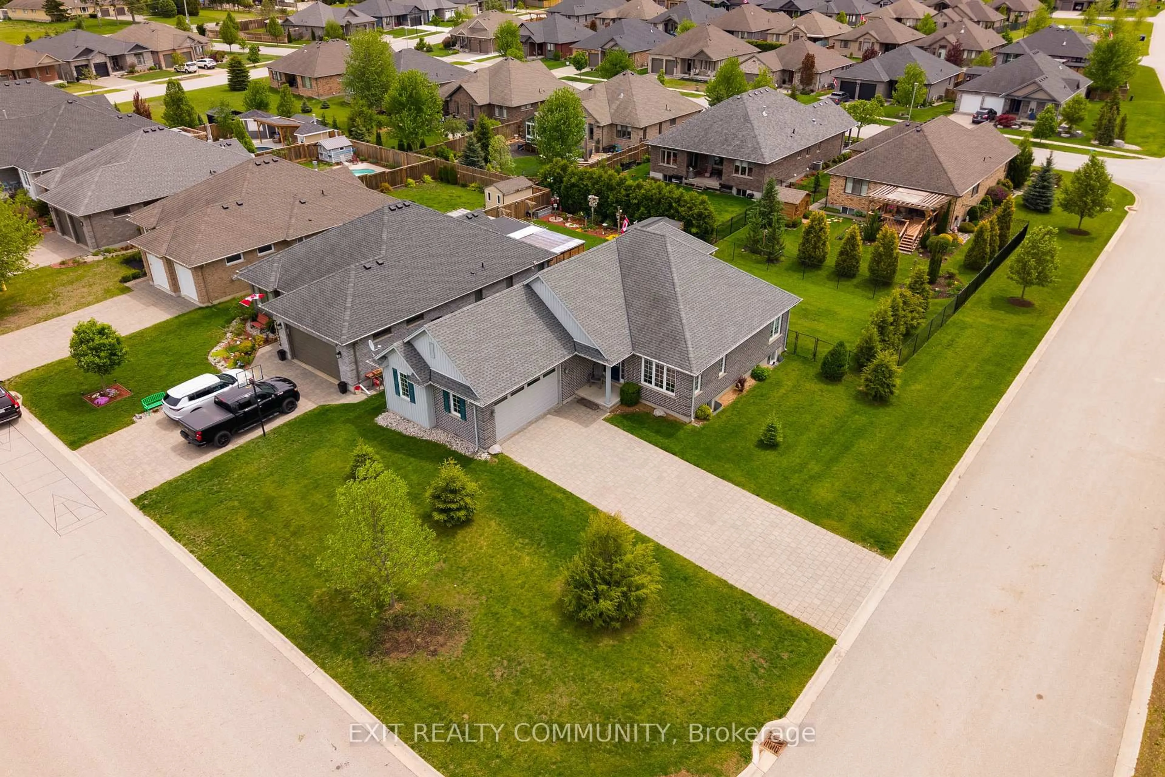 A pic from outside/outdoor area/front of a property/back of a property/a pic from drone, street for 598 Bennett Cres, Strathroy-Caradoc Ontario N0L 1W0