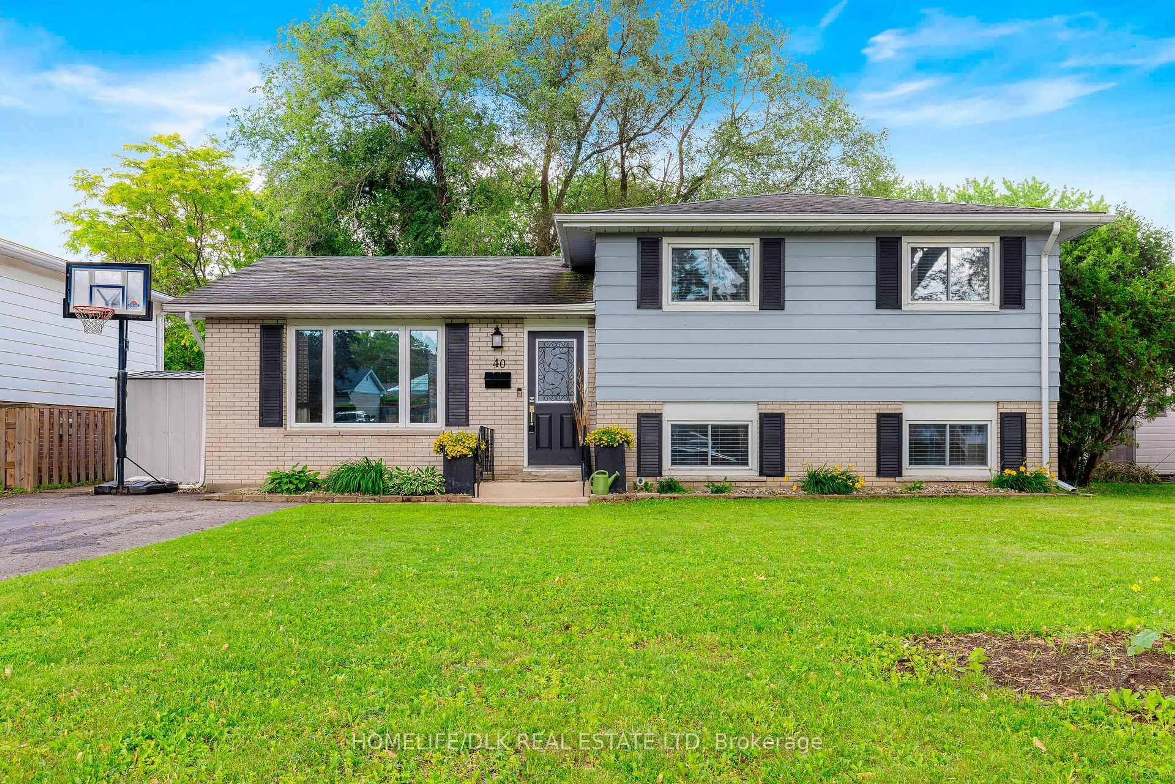 Home with vinyl exterior material, street for 40 Meighen Cres, Brockville Ontario K6V 3J7