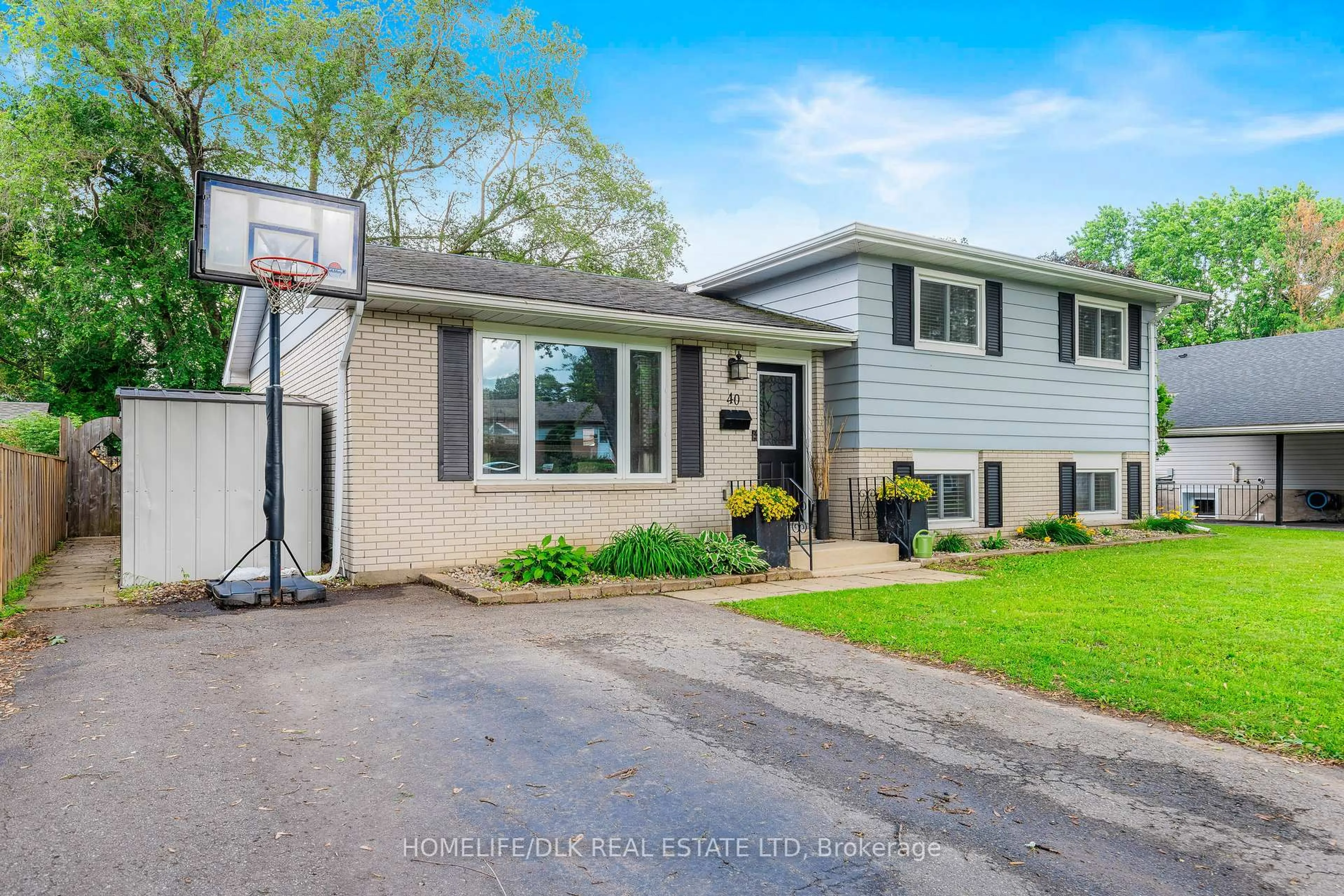Home with vinyl exterior material, street for 40 Meighen Cres, Brockville Ontario K6V 3J7