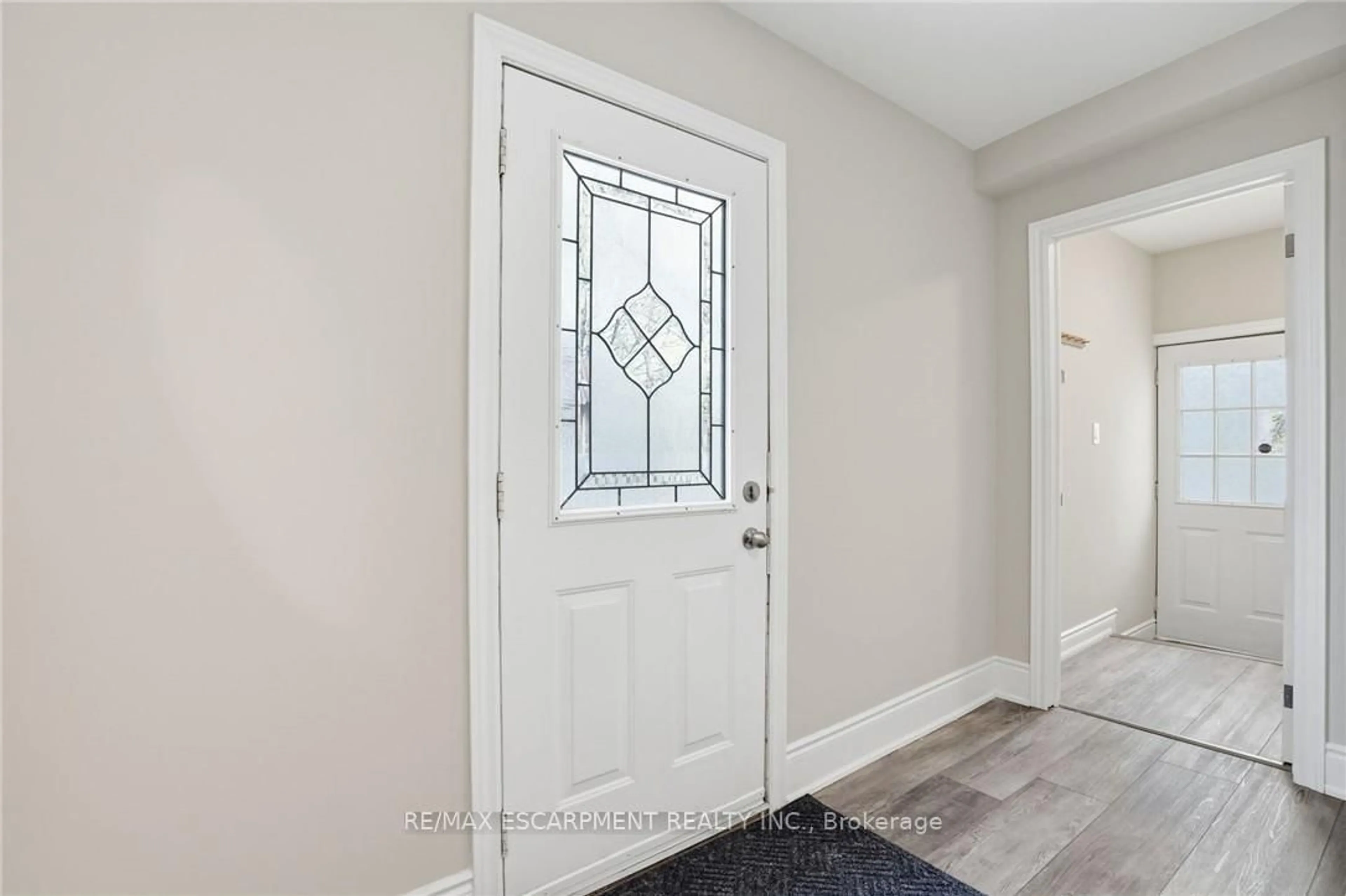 Indoor entryway for 390 Hunter St, Hamilton Ontario L8P 1S9
