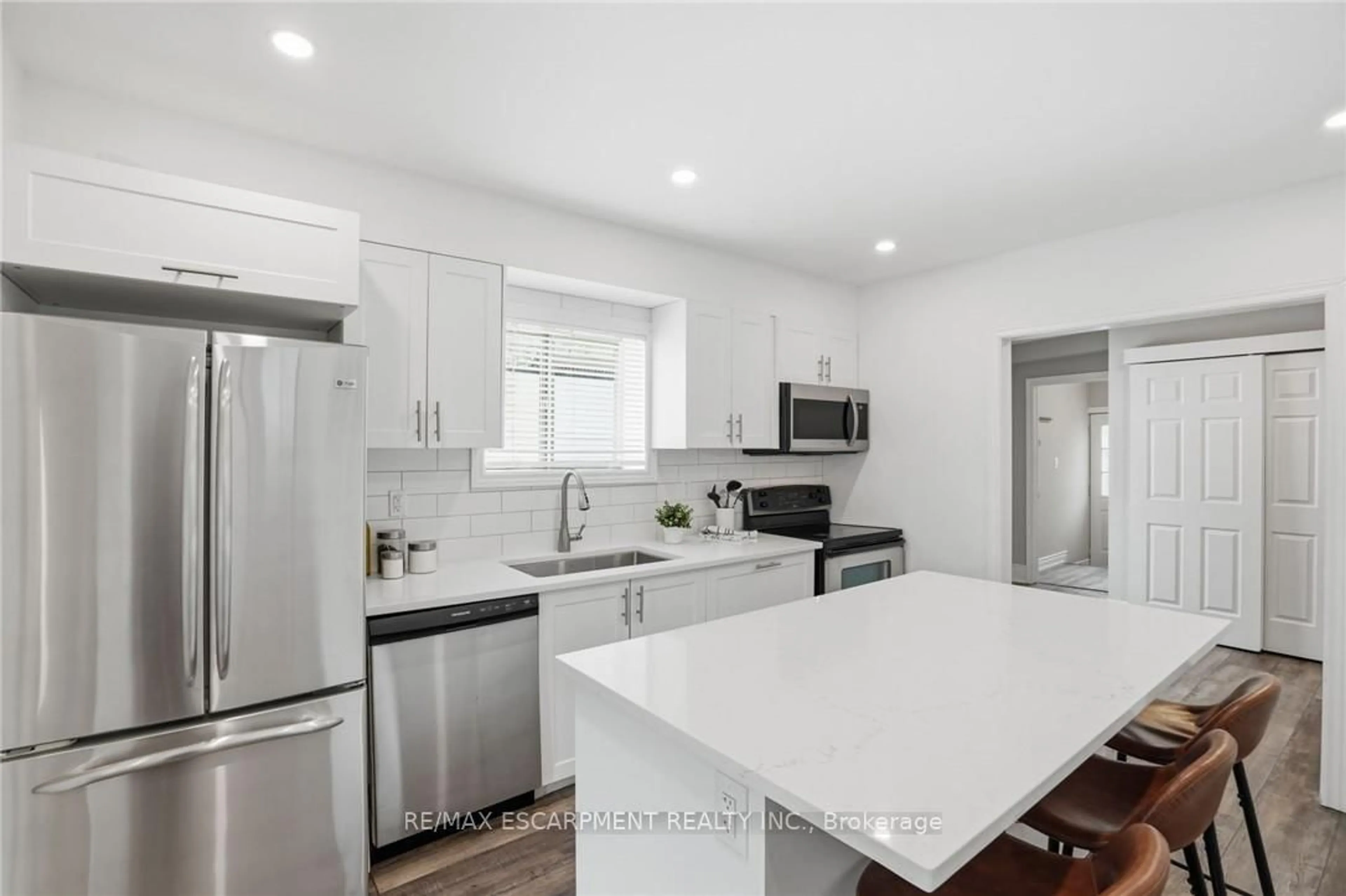 Open concept kitchen, ceramic/tile floor for 390 Hunter St, Hamilton Ontario L8P 1S9