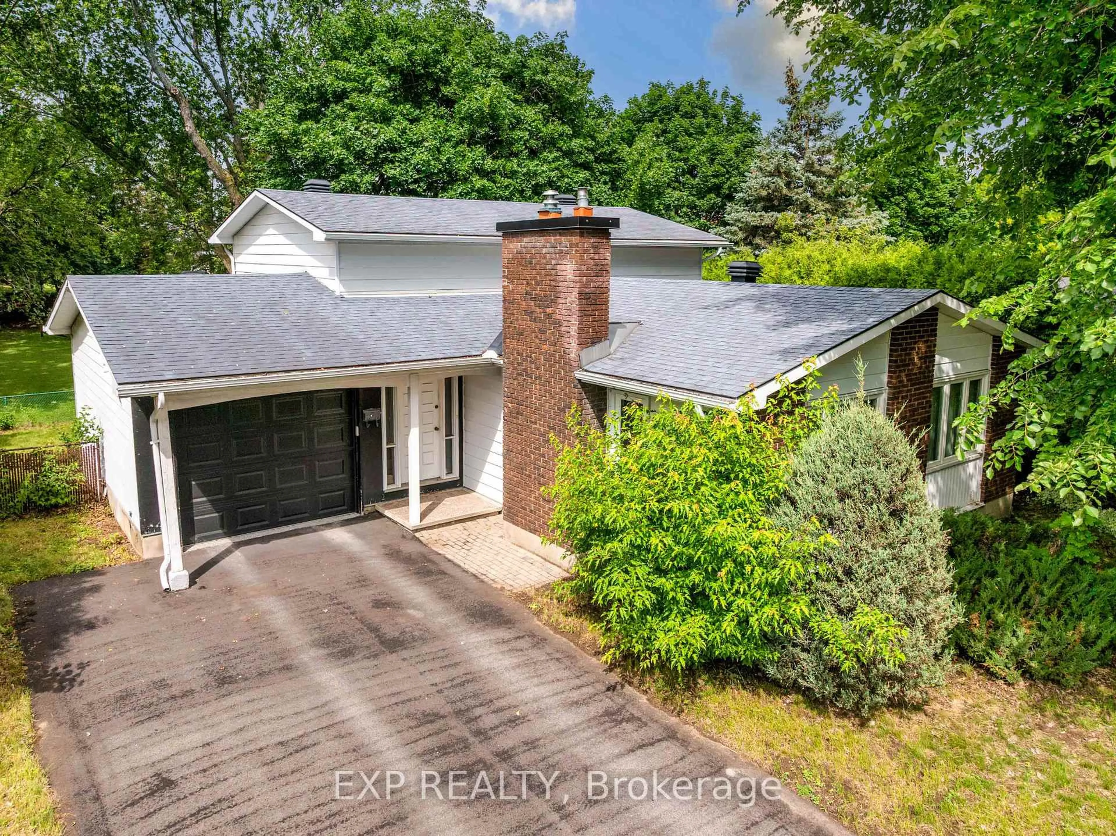 A pic from outside/outdoor area/front of a property/back of a property/a pic from drone, street for 167 Withrow Ave, Ottawa Ontario K2G 2J6