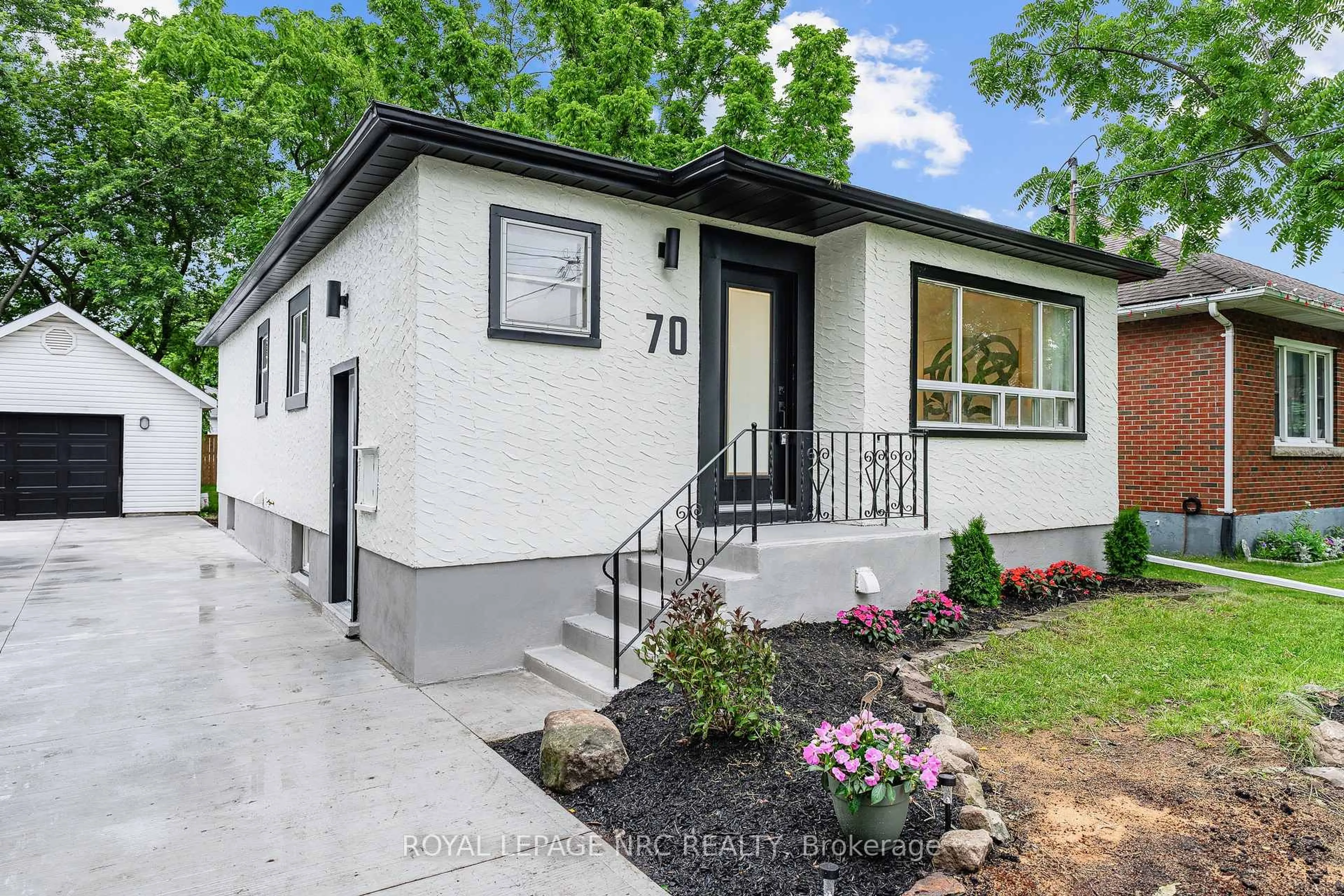 Home with vinyl exterior material, street for 70 Richmond St, Thorold Ontario L2V 3H1