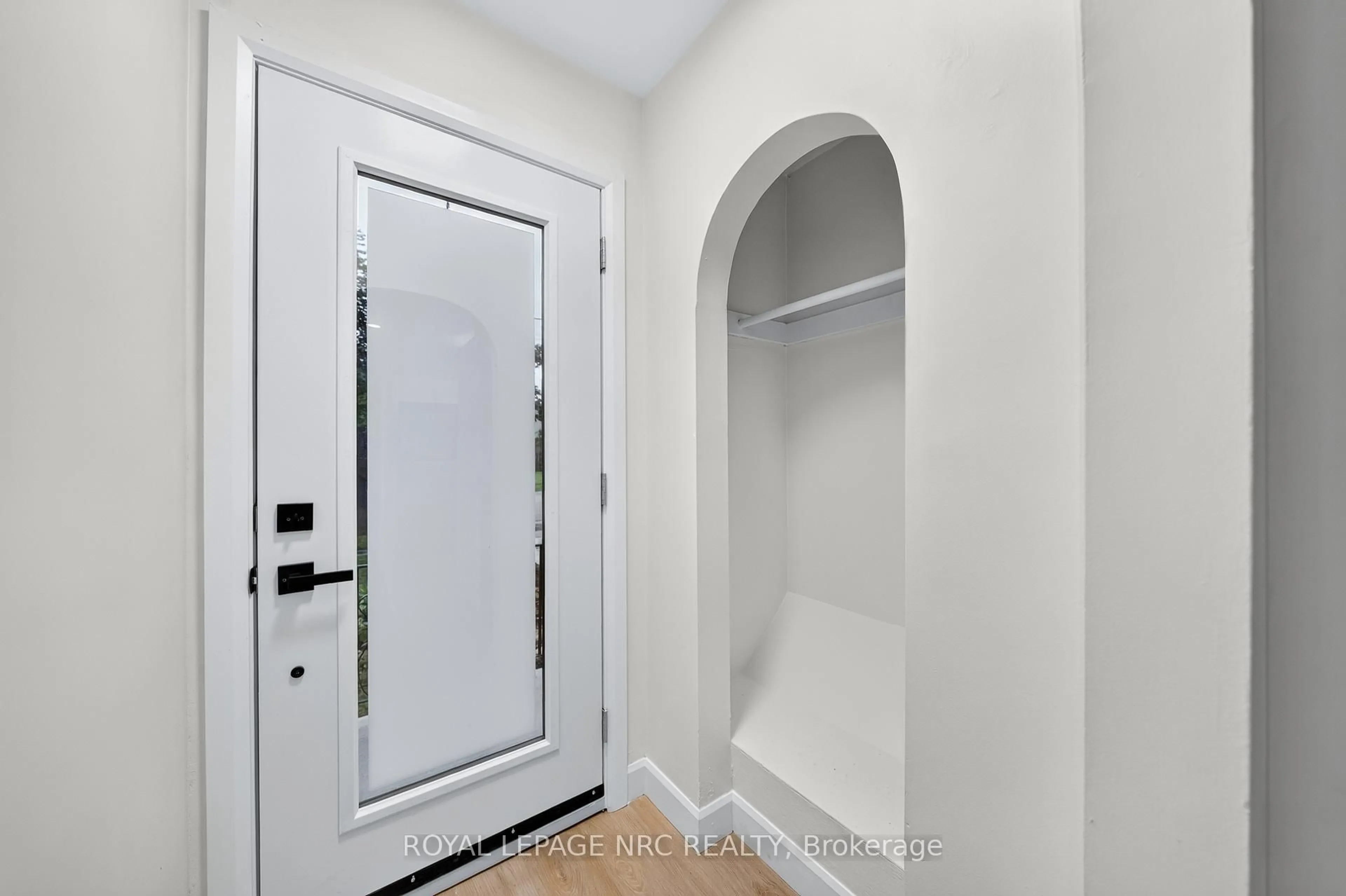 Indoor entryway for 70 Richmond St, Thorold Ontario L2V 3H1