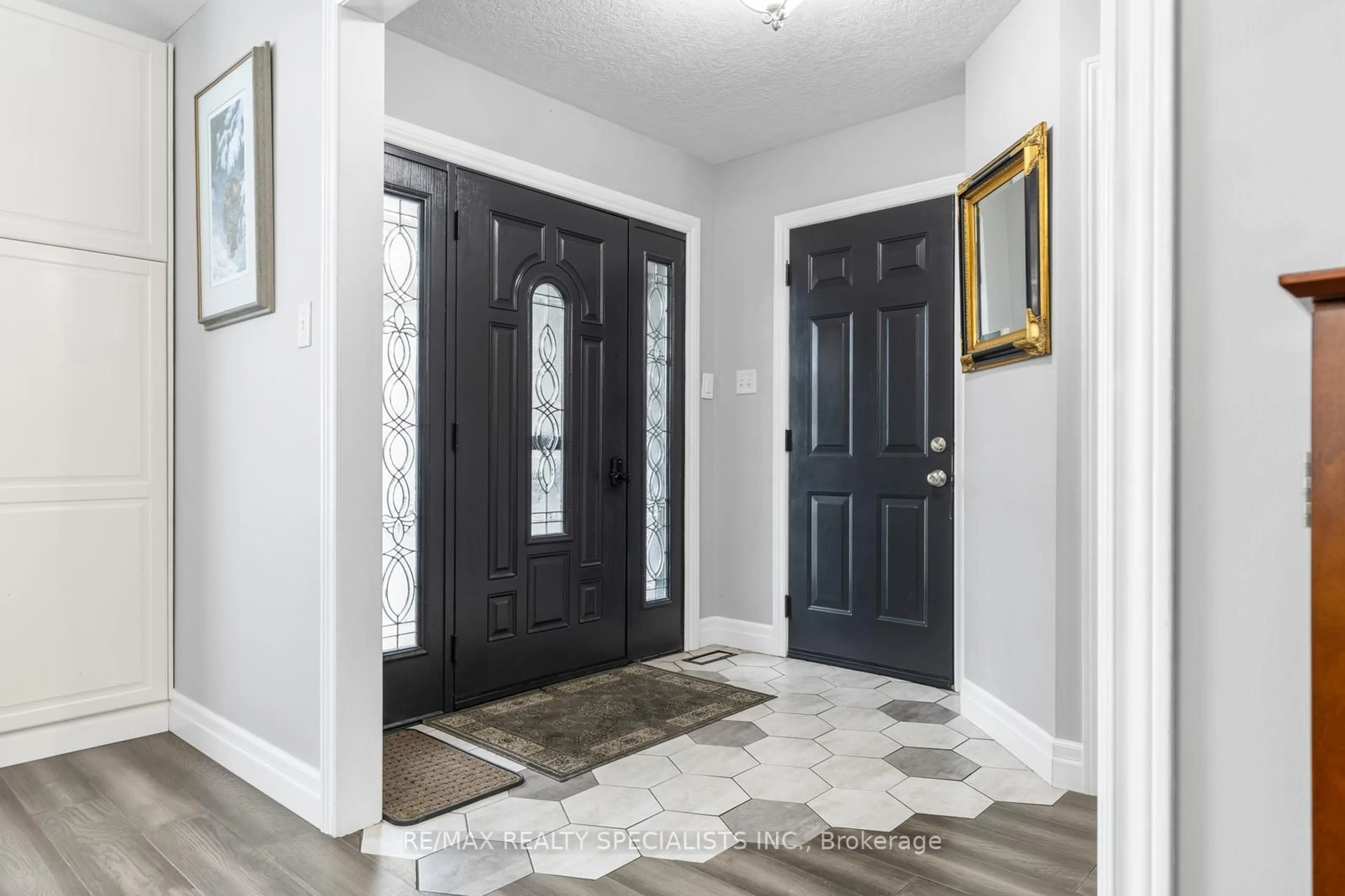 Indoor entryway for 16 Lois Lane, Guelph Ontario N1K 1W7