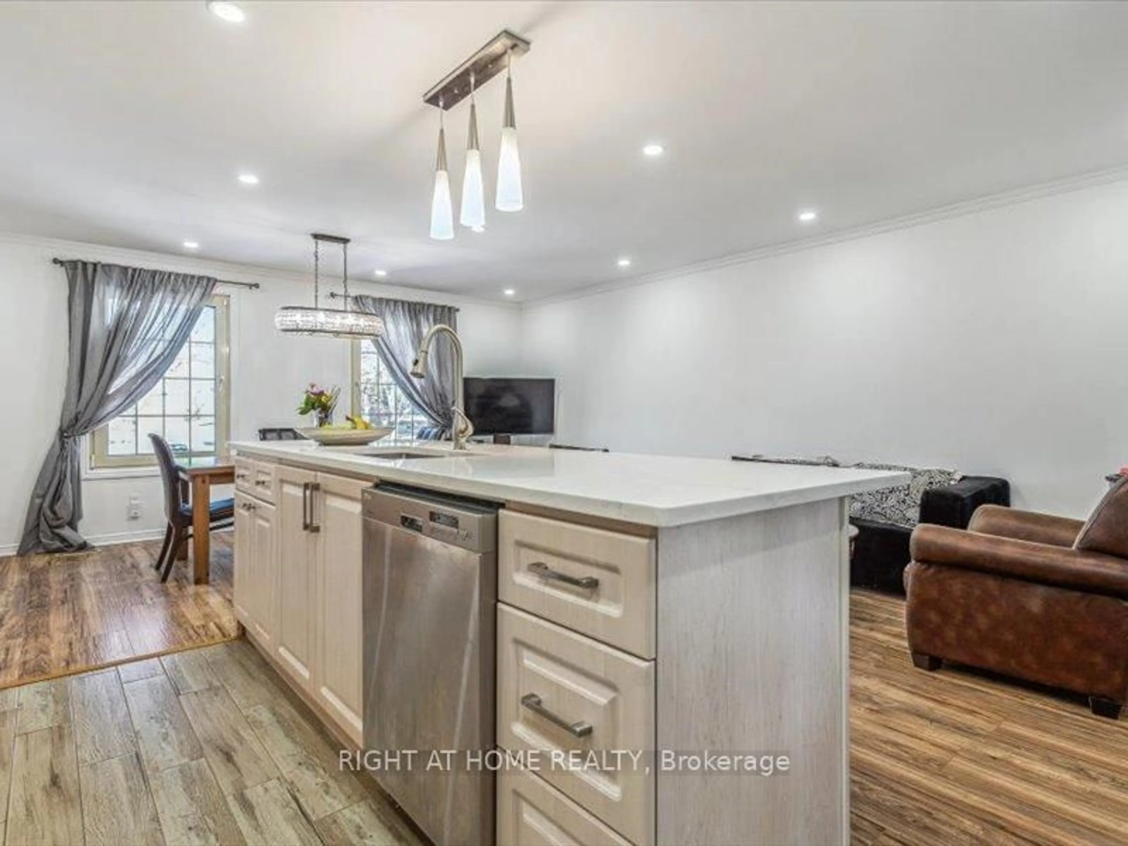 Open concept kitchen, wood/laminate floor for 4 1/2 Leaside Dr, St. Catharines Ontario L2M 4G5