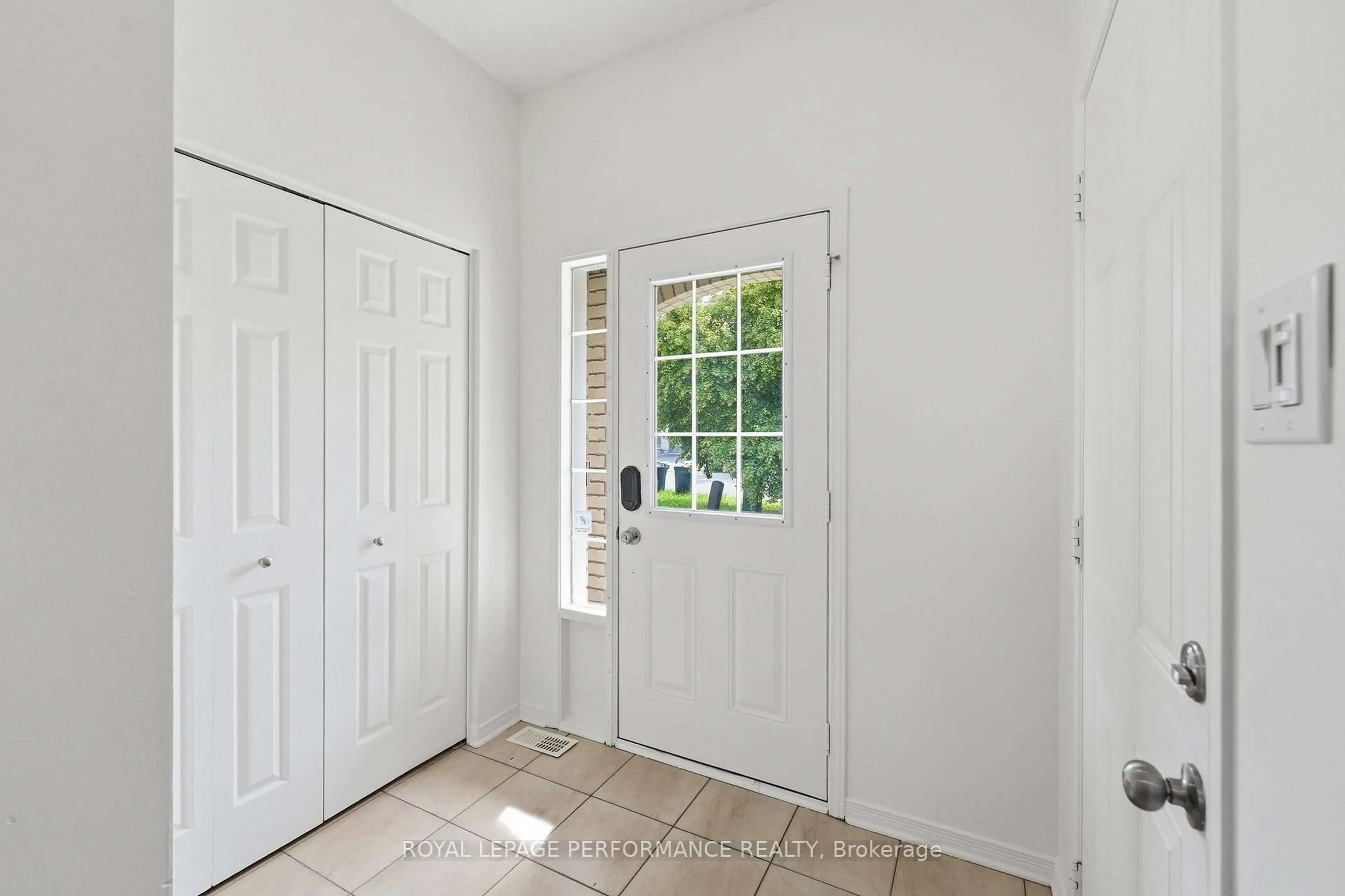 Indoor entryway for 277 Rolling Meadow Cres, Ottawa Ontario K1W 0A8