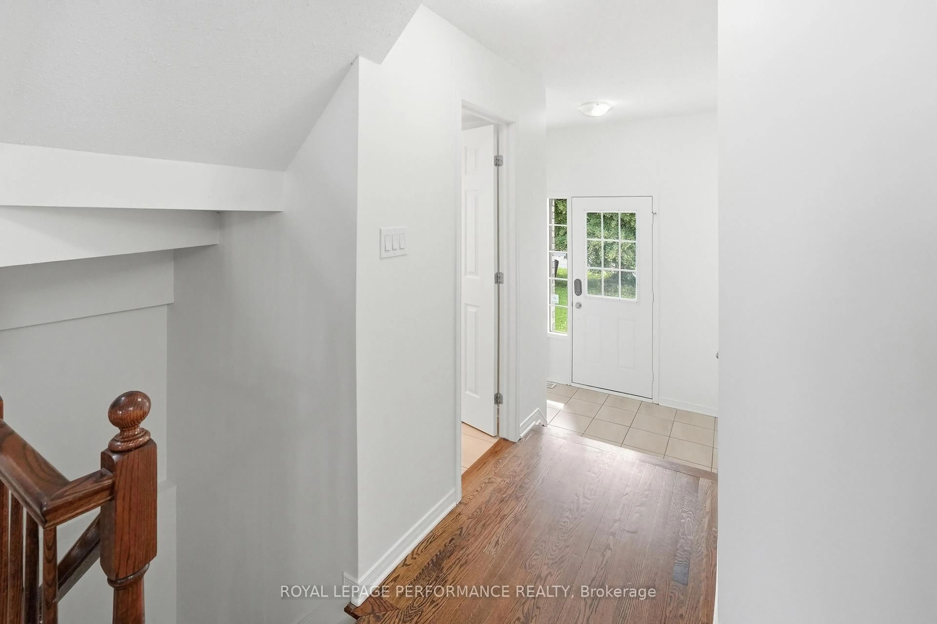 Indoor entryway for 277 Rolling Meadow Cres, Ottawa Ontario K1W 0A8