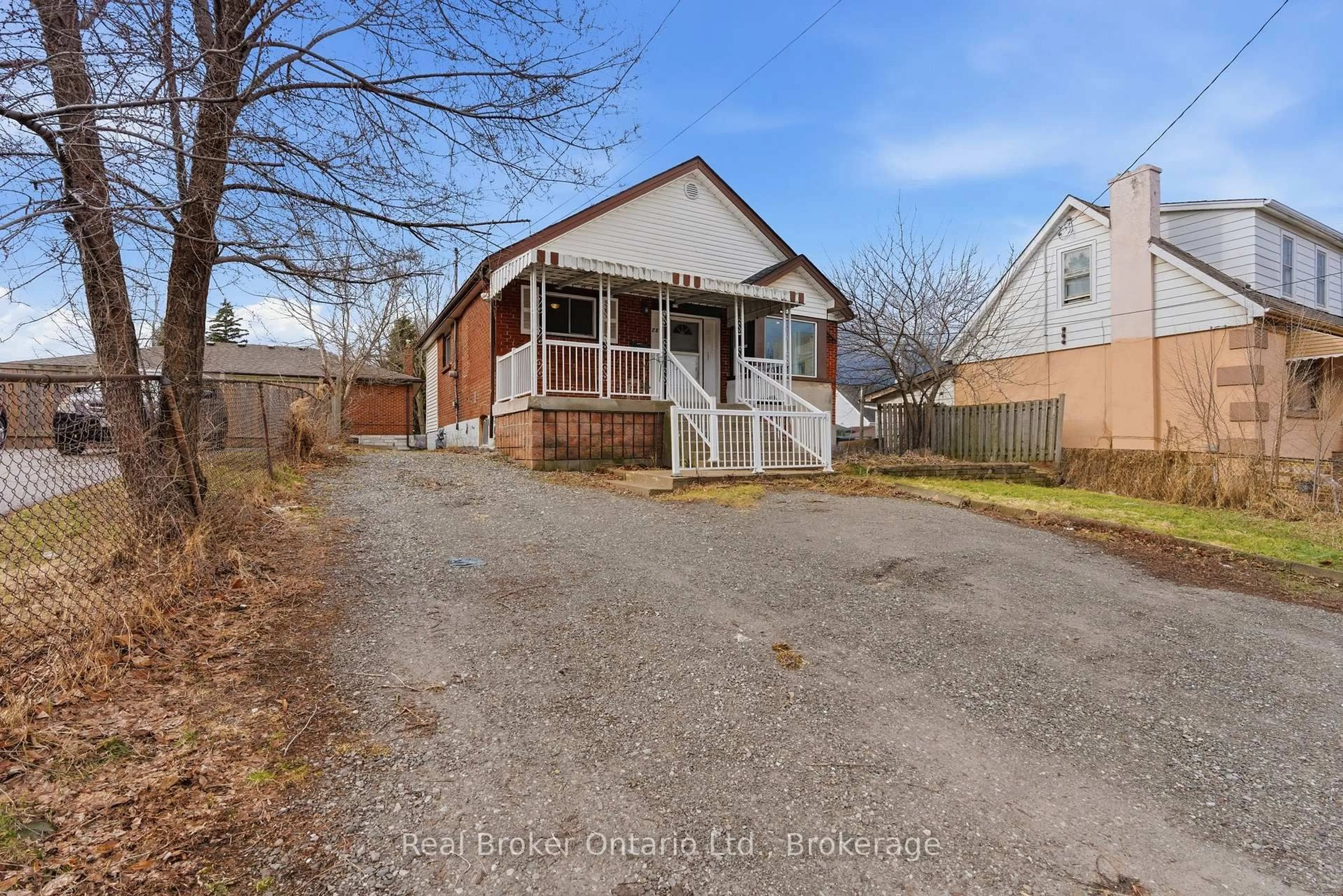 A pic from outside/outdoor area/front of a property/back of a property/a pic from drone, street for 880 LAWRENCE Rd, Hamilton Ontario L8K 2A3