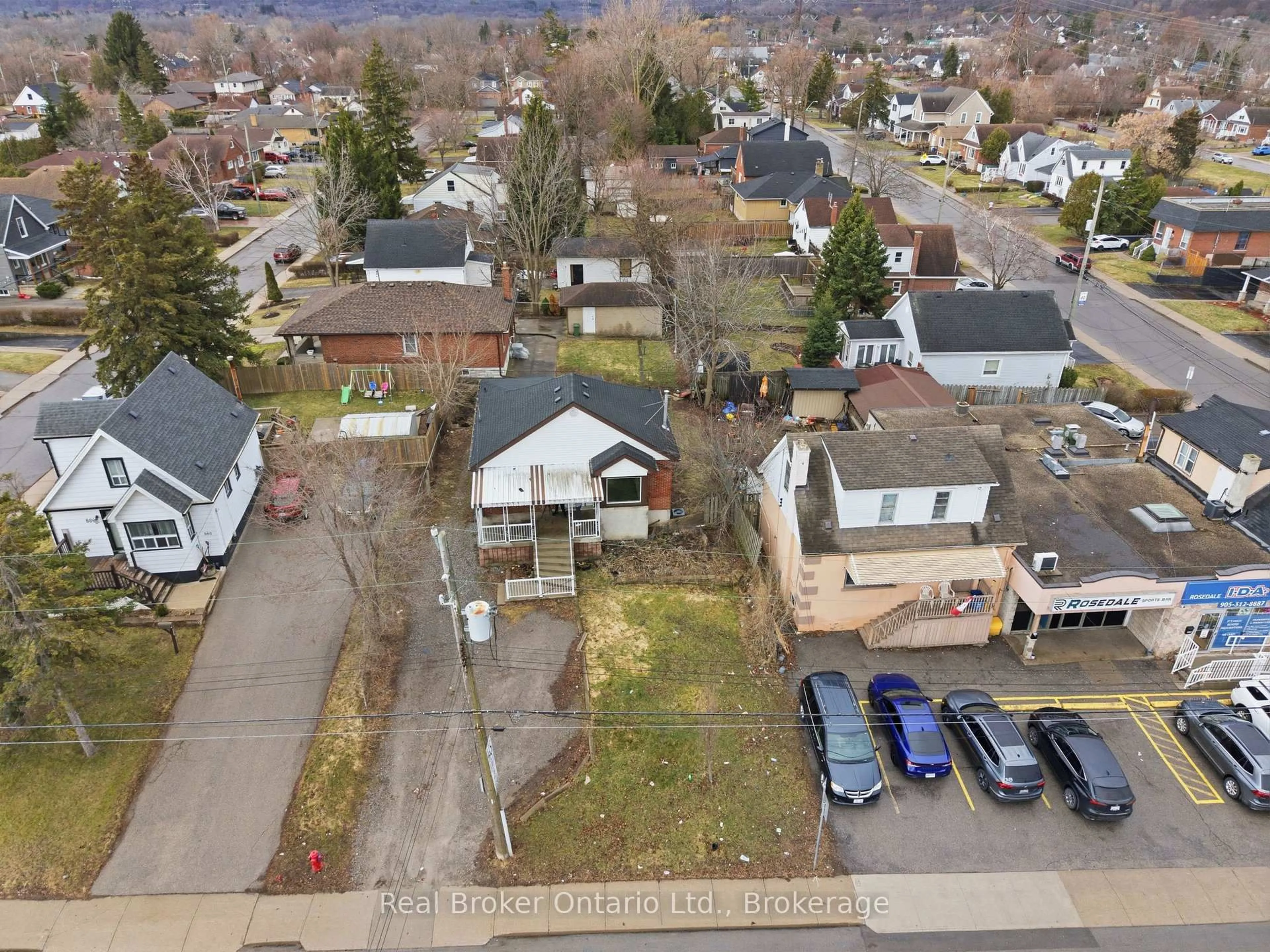 A pic from outside/outdoor area/front of a property/back of a property/a pic from drone, street for 880 LAWRENCE Rd, Hamilton Ontario L8K 2A3