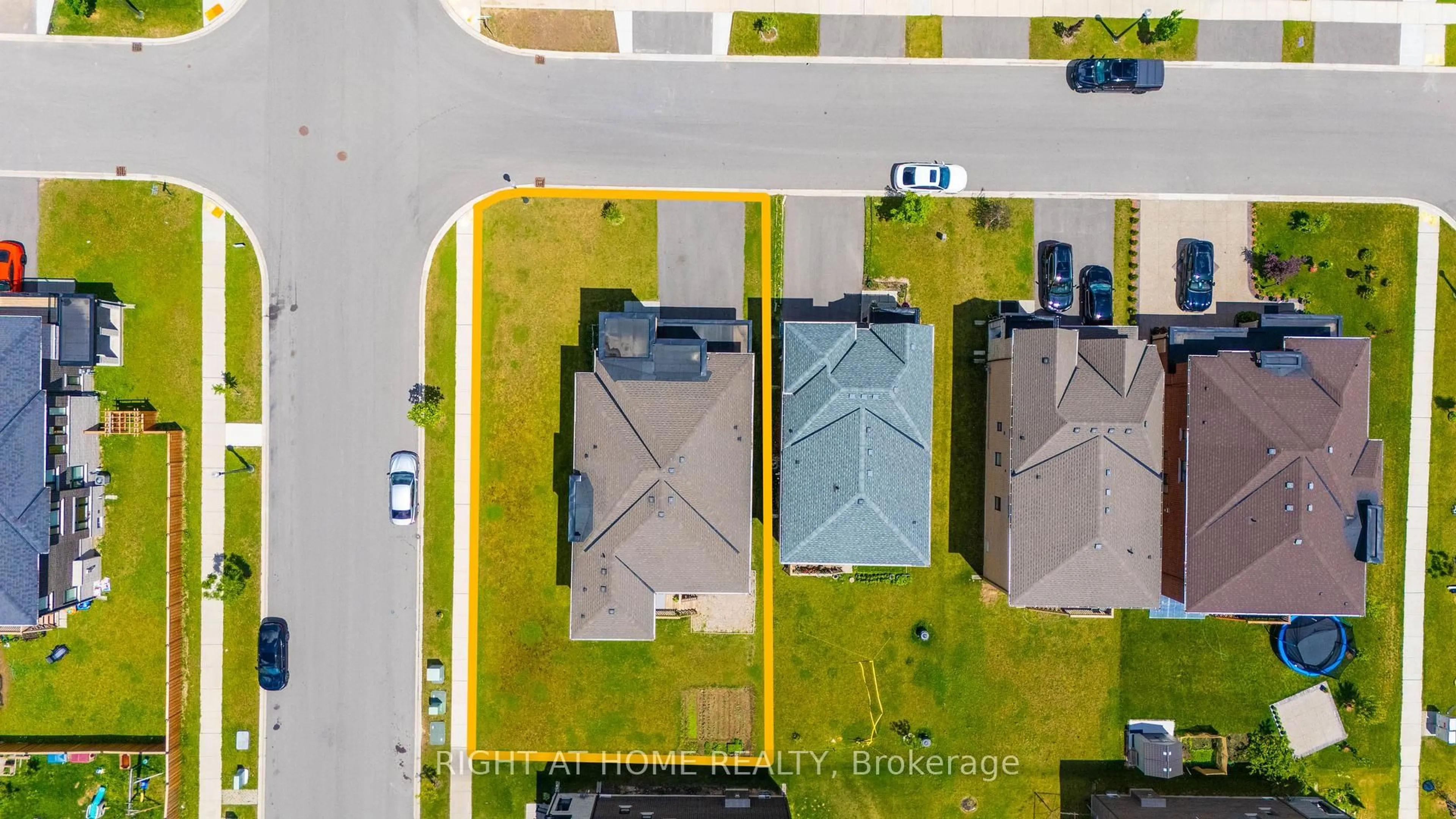 A pic from outside/outdoor area/front of a property/back of a property/a pic from drone, street for 1104 Edinburgh Dr, Woodstock Ontario N4T 0M2