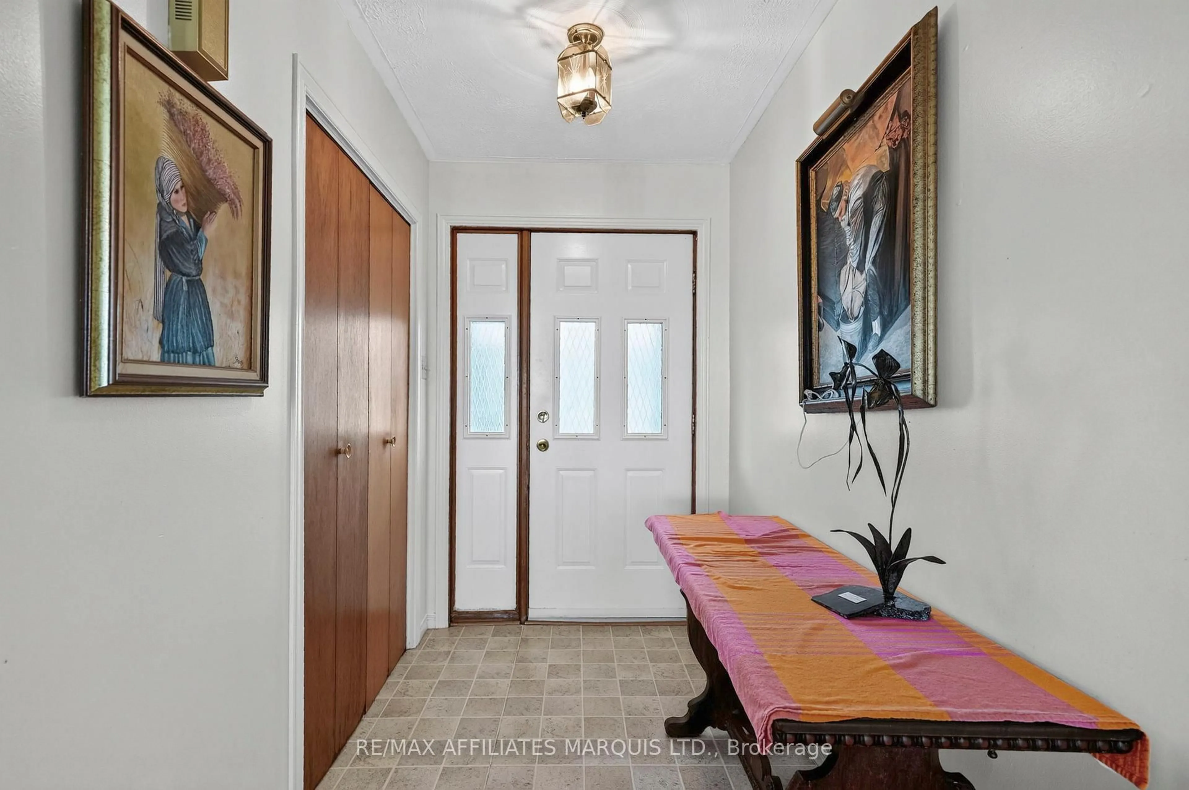 Indoor foyer for 20474 Concession 8 Rd, South Glengarry Ontario K0C 1L0