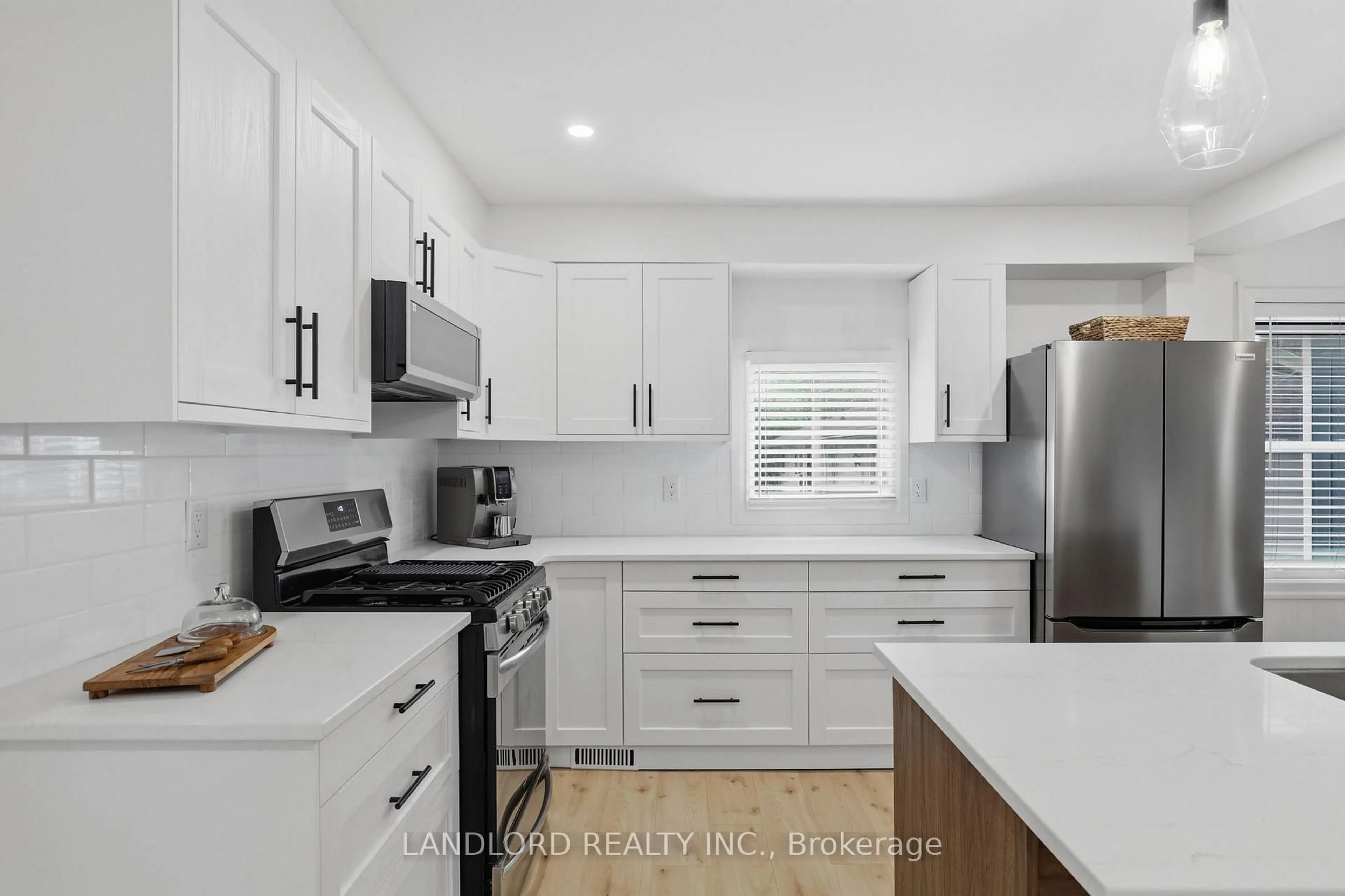 Open concept kitchen, ceramic/tile floor for 99 Fairview Ave, St. Thomas Ontario N5R 4X7
