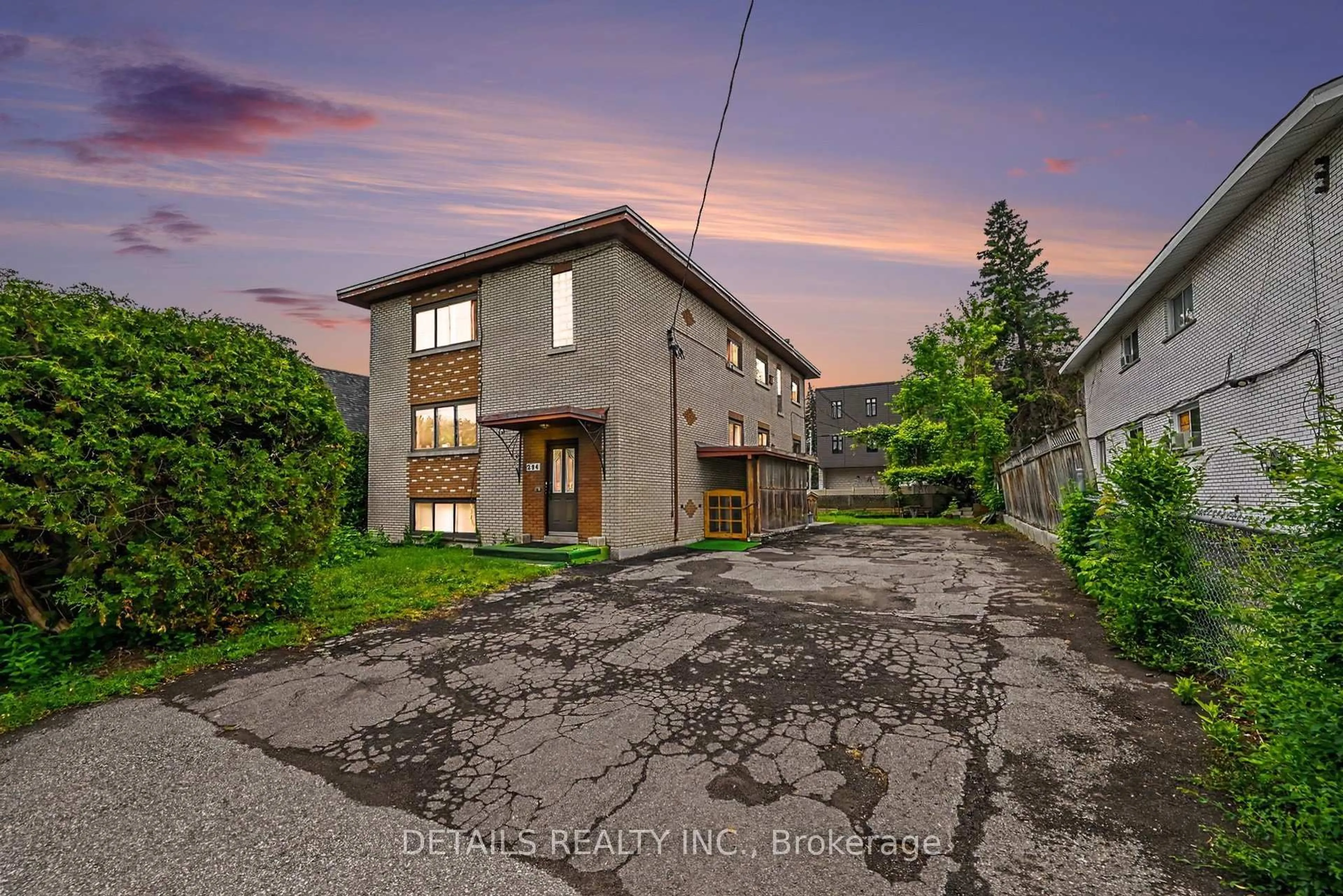 A pic from outside/outdoor area/front of a property/back of a property/a pic from drone, street for 294 Donald St, Ottawa Ontario K1K 1M7