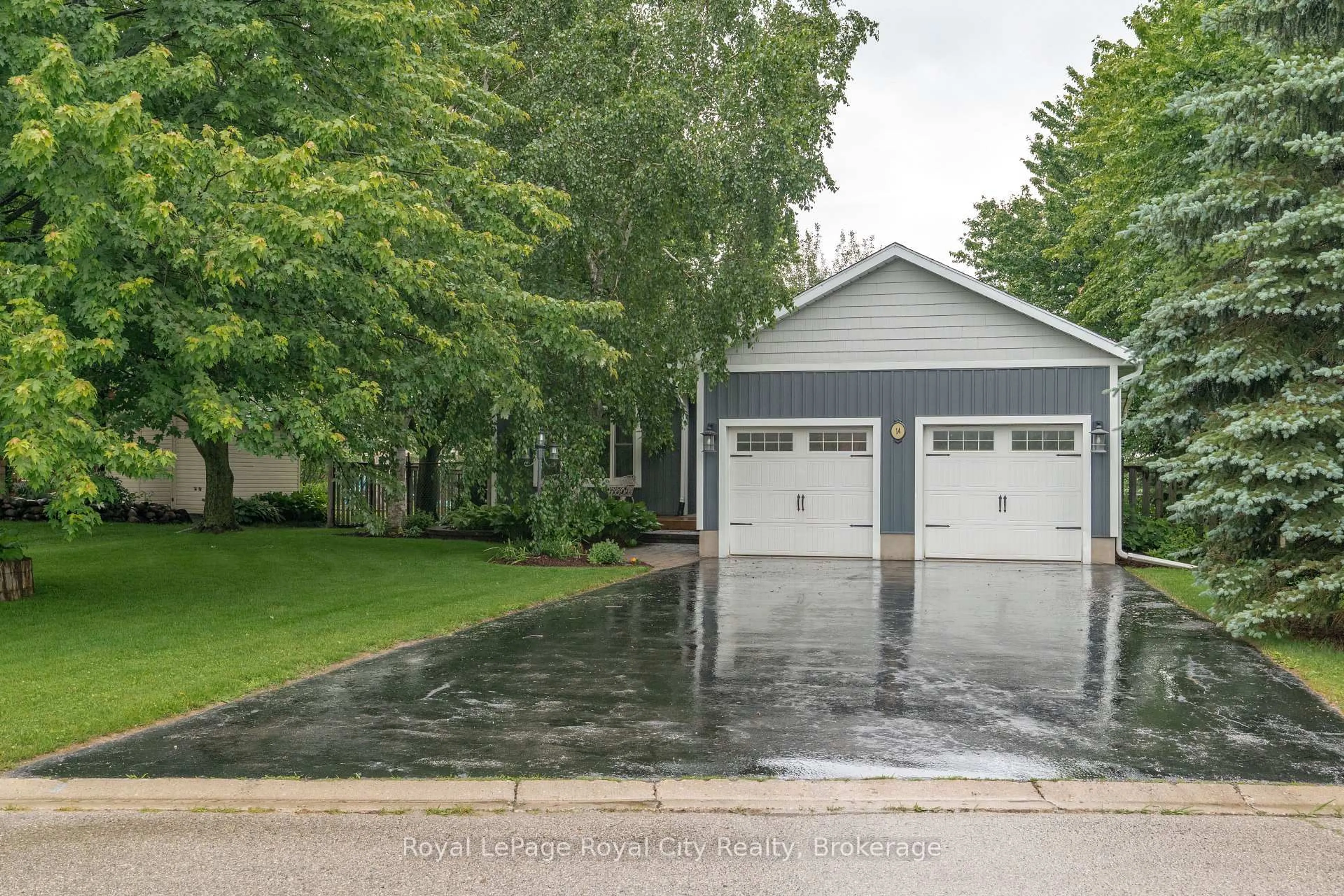 Indoor garage for 14 Hewitt St, Blandford-Blenheim Ontario N0J 1B0