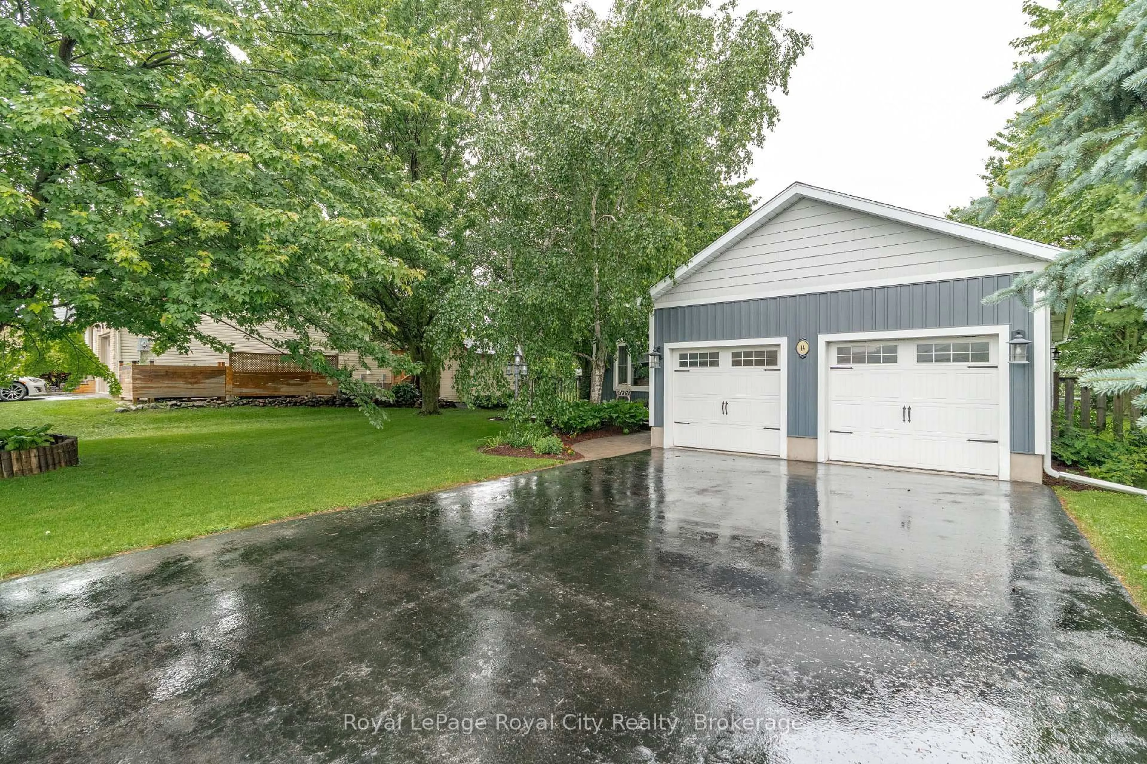 Indoor garage for 14 Hewitt St, Blandford-Blenheim Ontario N0J 1B0