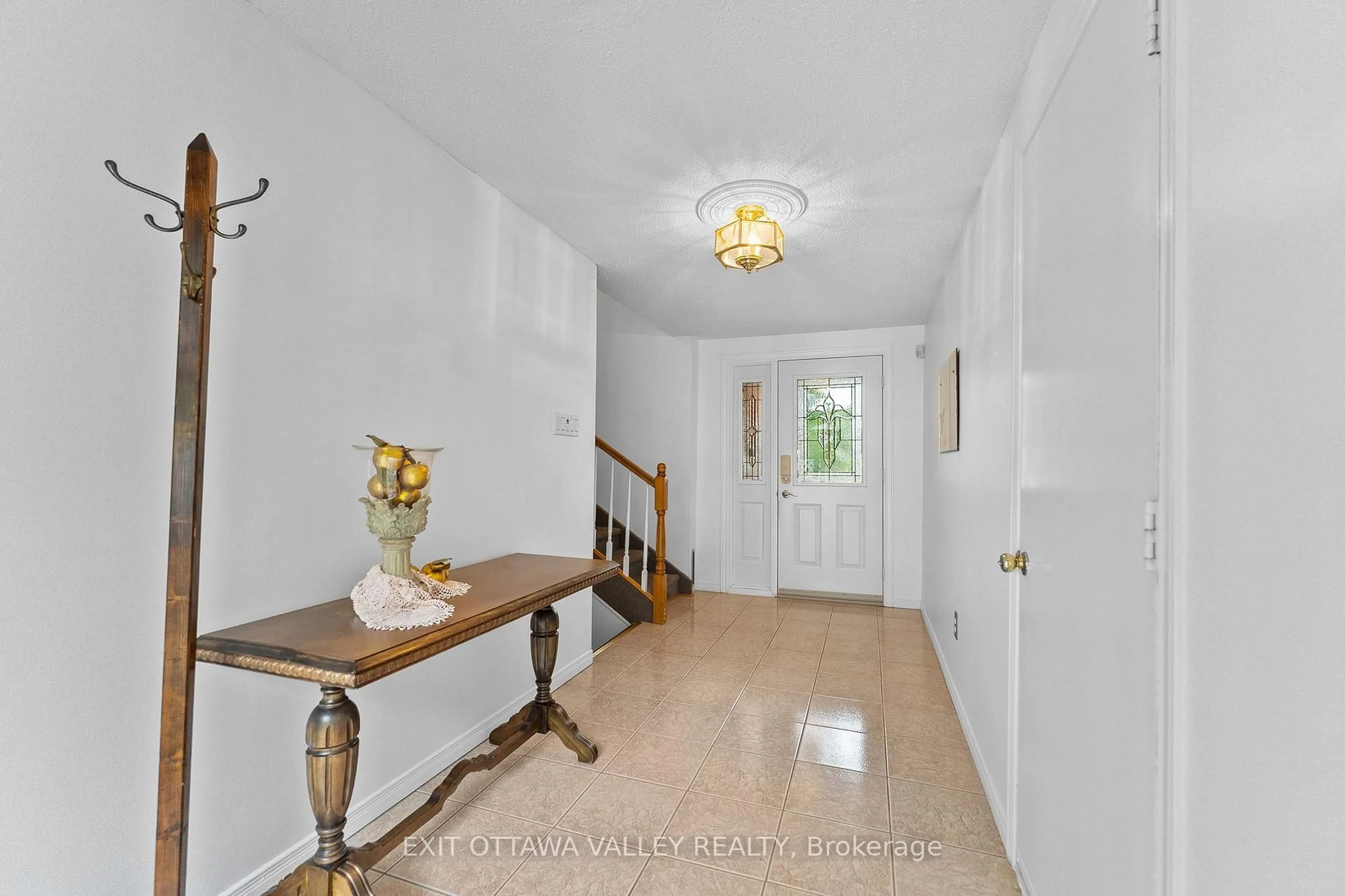 Indoor entryway for 599 Hillside Ave, Pembroke Ontario K8A 8G4
