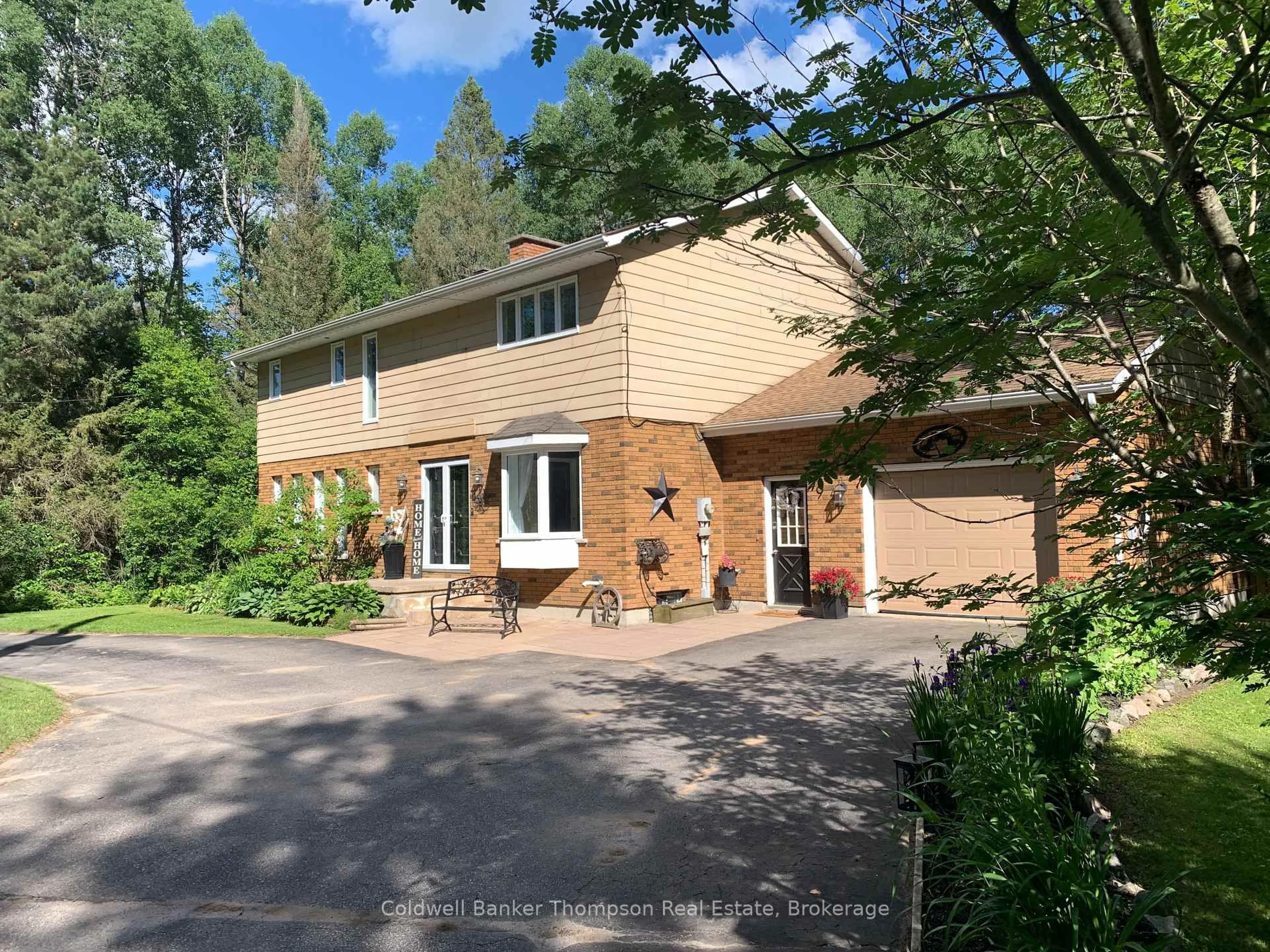 A pic from outside/outdoor area/front of a property/back of a property/a pic from drone, street for 9 Murray St, Sundridge Ontario P0A 1Z0