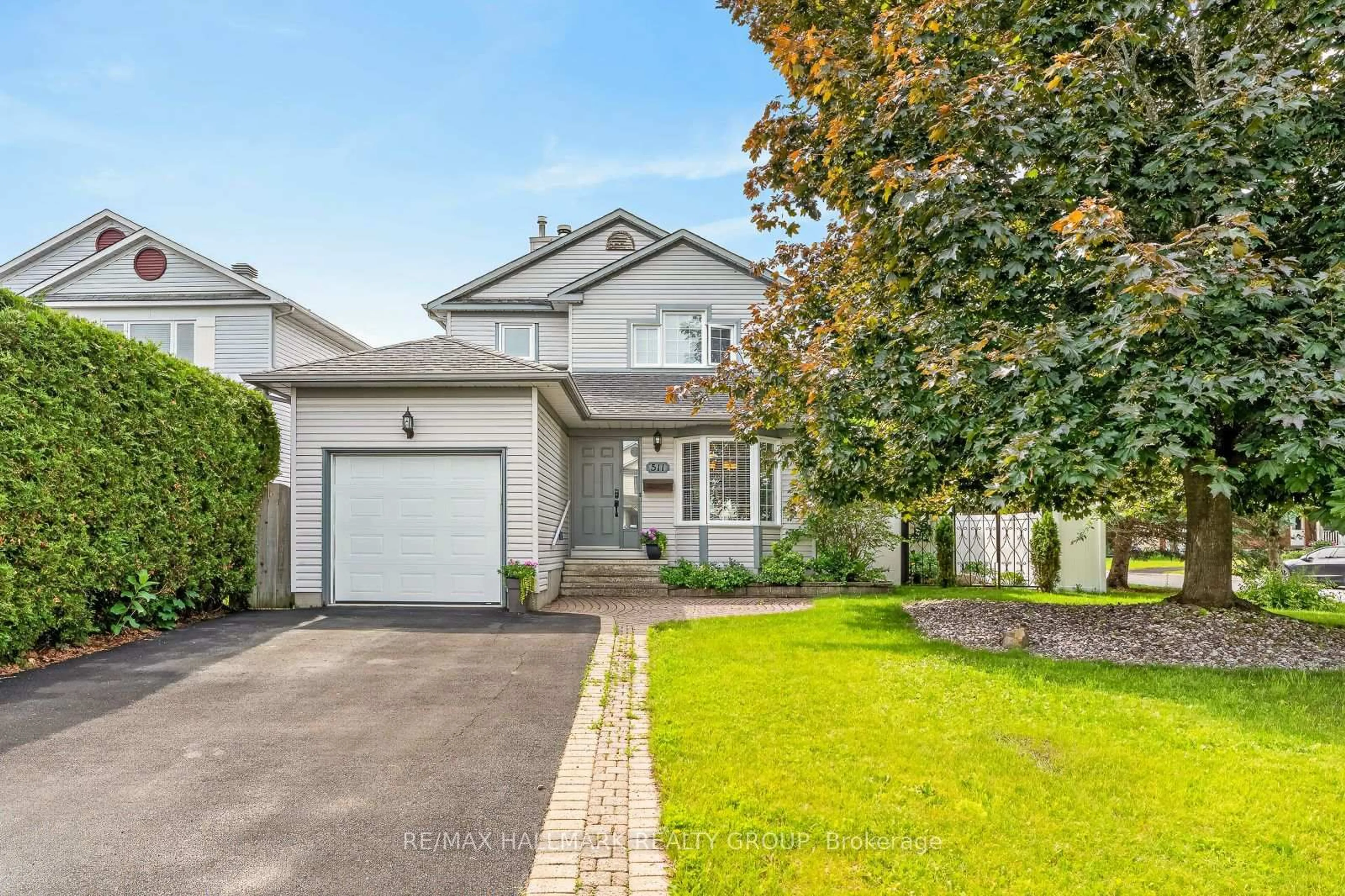Home with vinyl exterior material, street for 511 Deancourt Cres, Orleans Ontario K4A 3G4