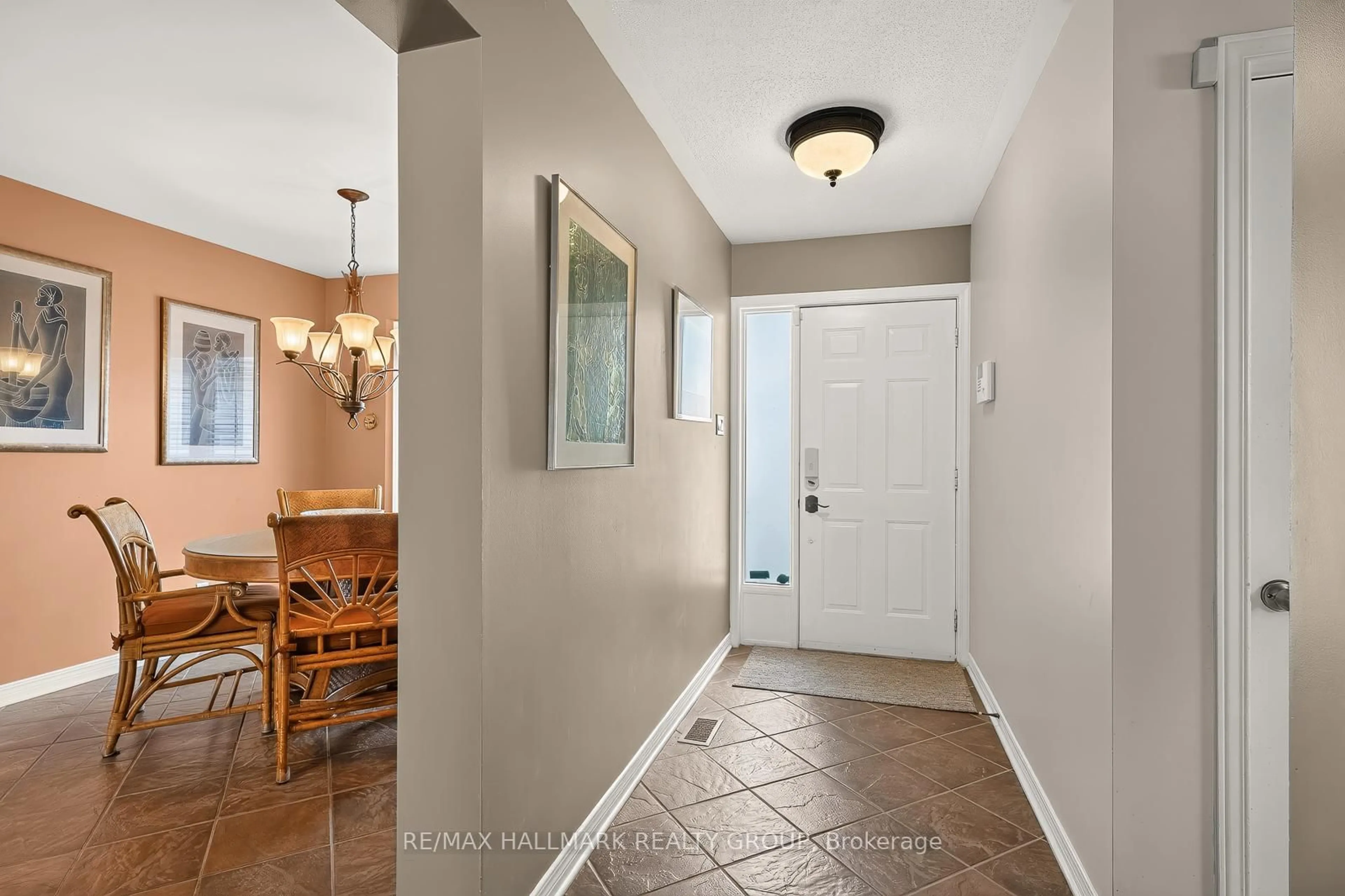 Indoor entryway for 511 Deancourt Cres, Orleans Ontario K4A 3G4