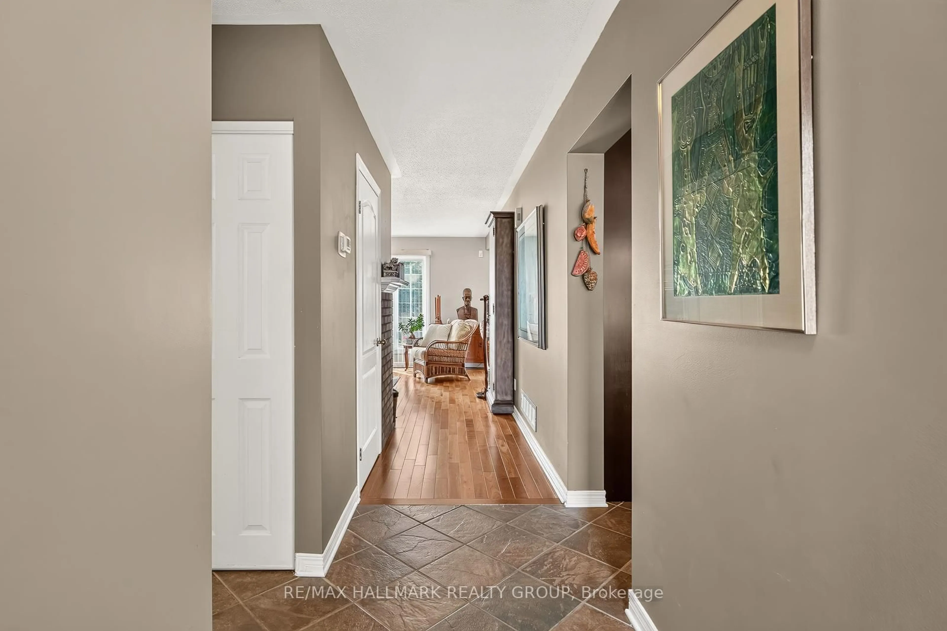 Indoor entryway for 511 Deancourt Cres, Orleans Ontario K4A 3G4
