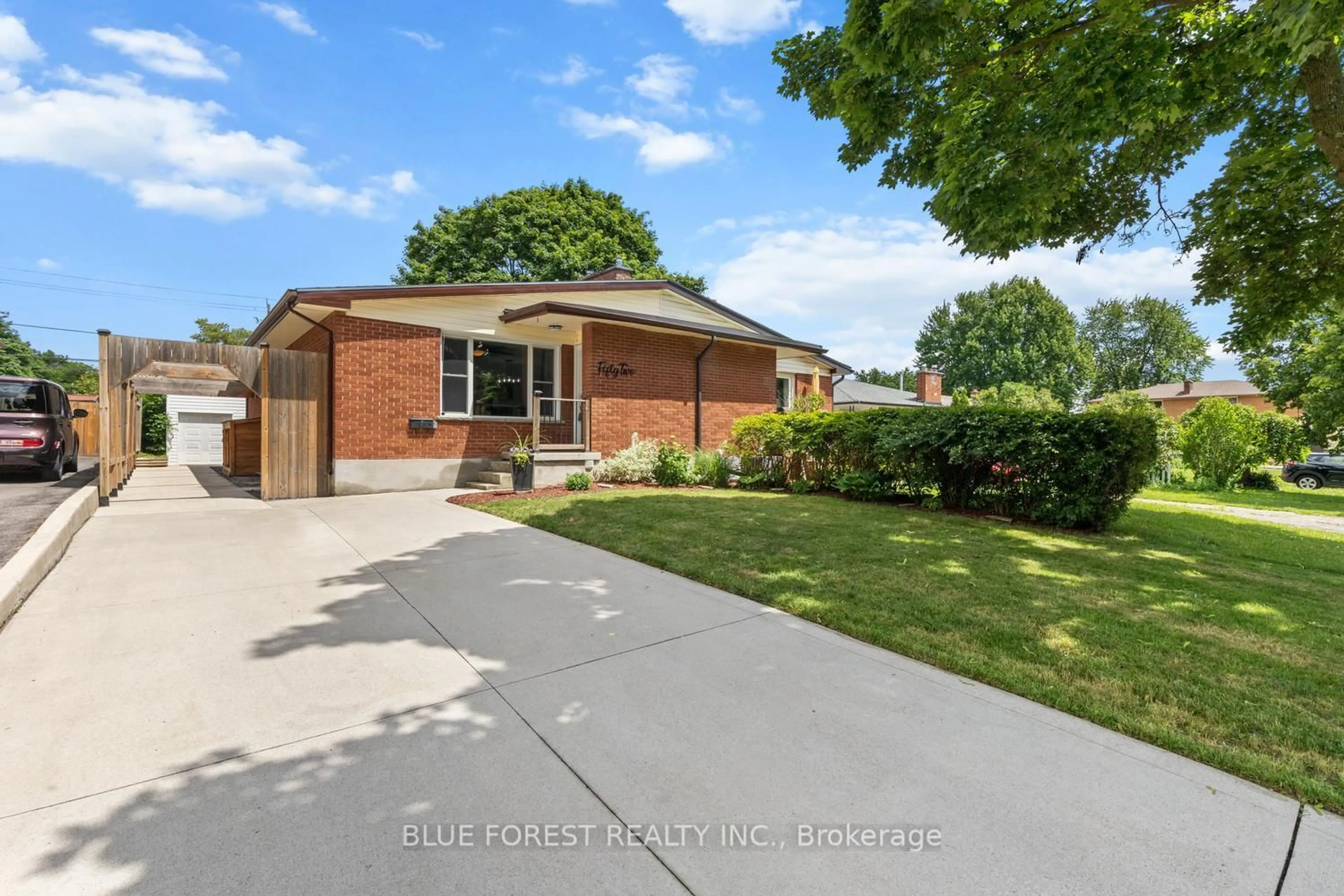 A pic from outside/outdoor area/front of a property/back of a property/a pic from drone, street for 52 Almond Rd, London South Ontario N5Z 4C4